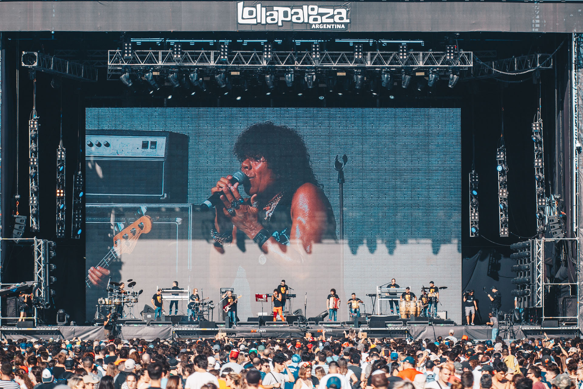 Los fans bailan al ritmo de La Mona (Lollapalooza)