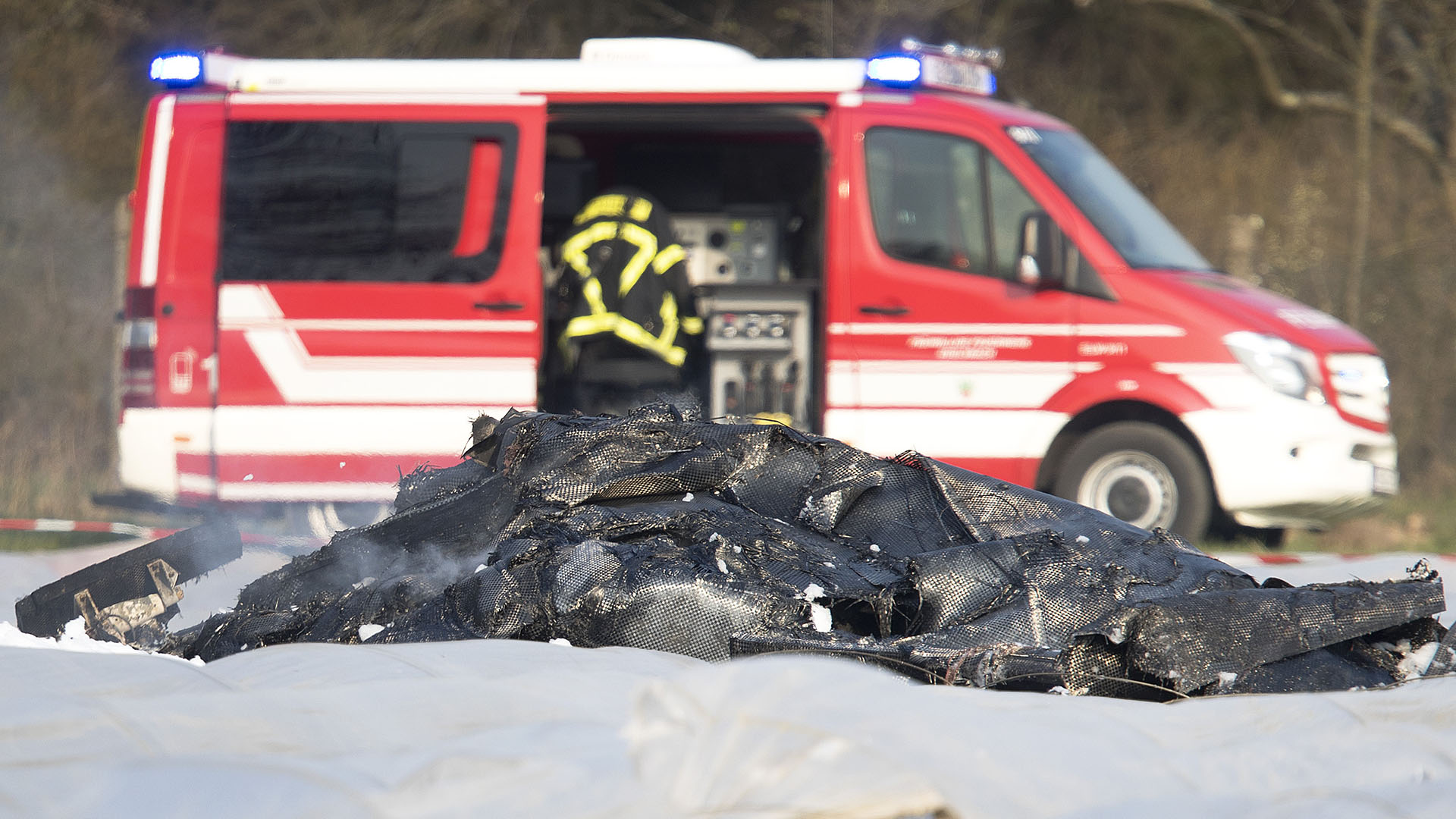 Tres personas iban a bordo del avión estrellado en Alemania (AP Photo/Michael Probst)