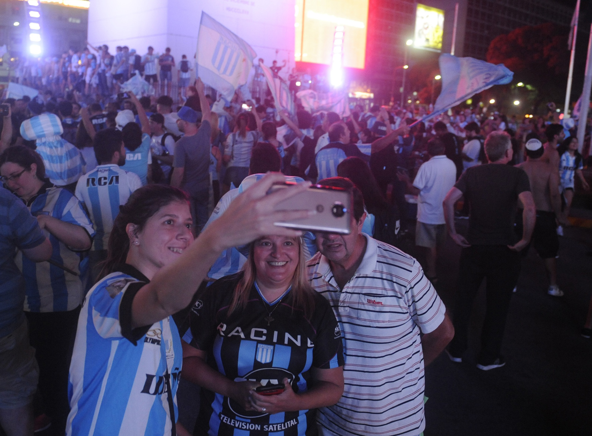 Tras el pitazo final, la hinchada de Racing se congregó en el Obelisco