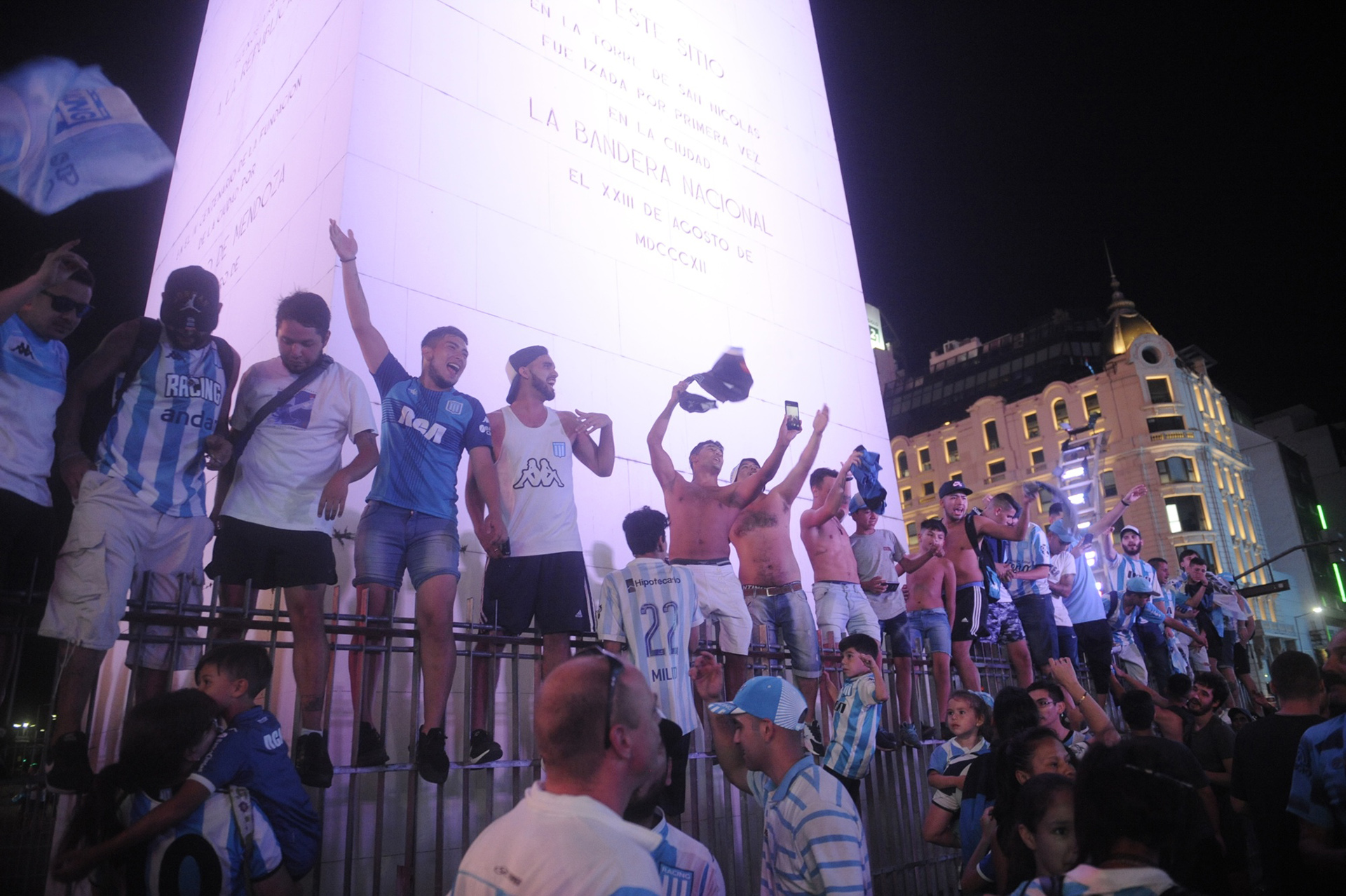 El centro porteño se vio invadido por una marea “racinguista”
