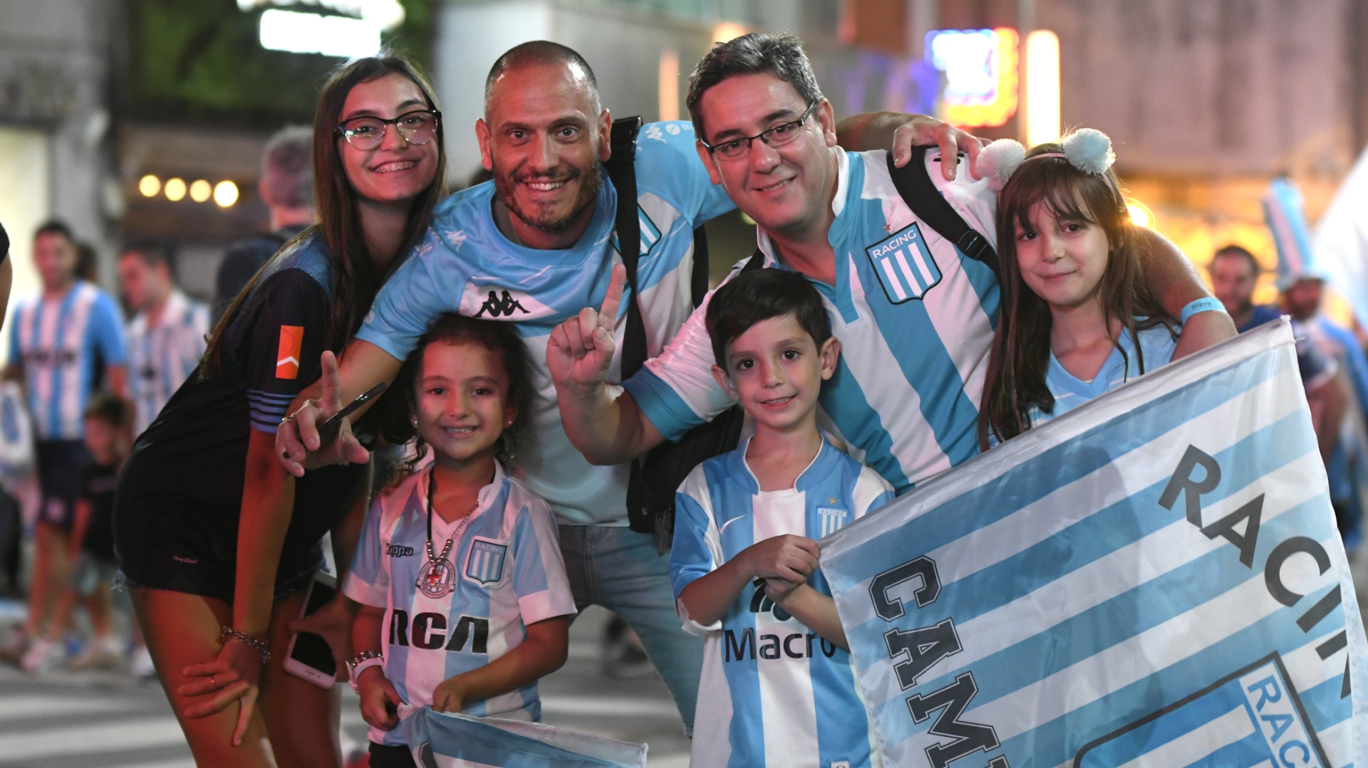 Las familias colmaron las calles con los colores de Racing