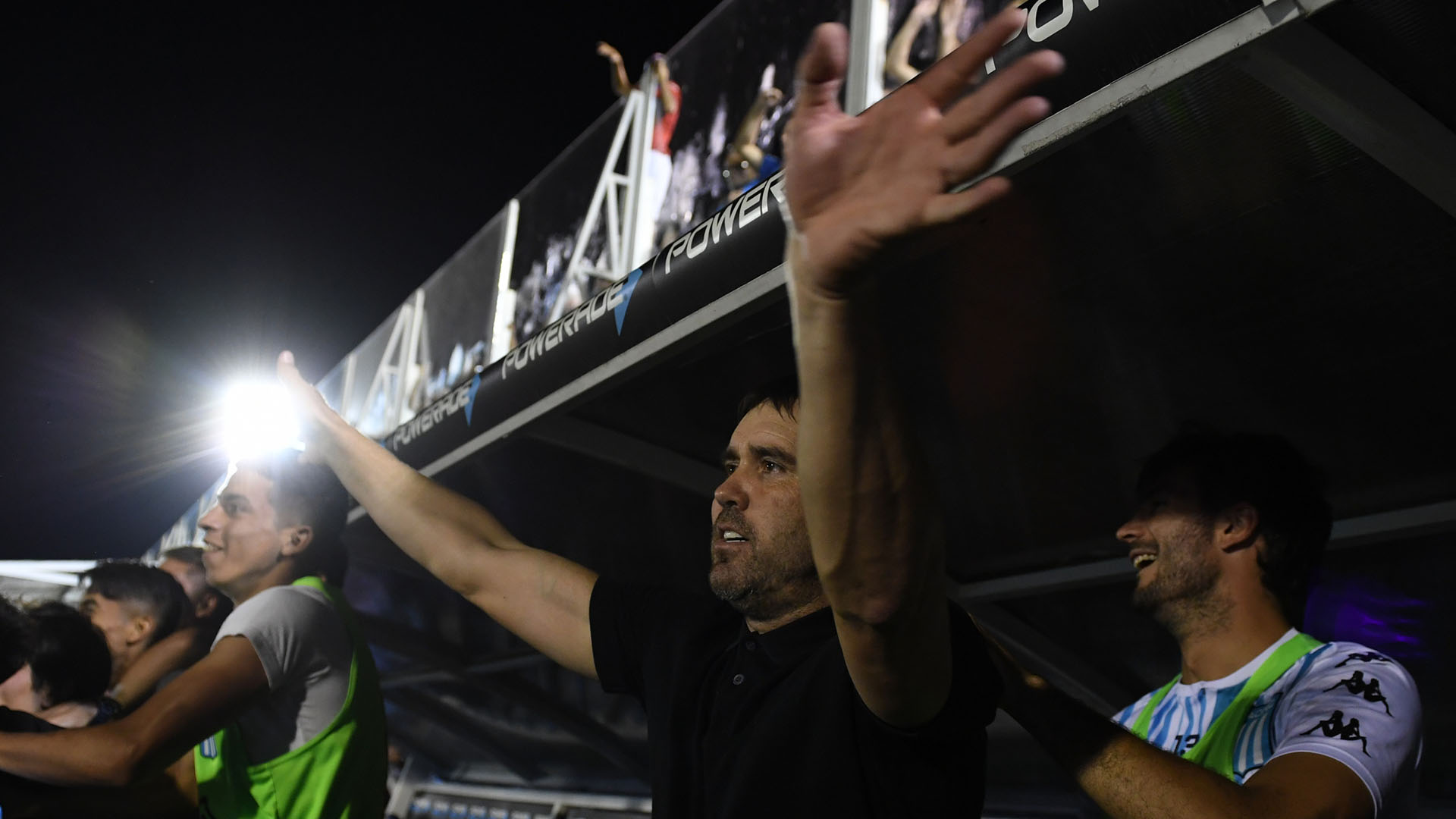 Coudet, de 44 años, se dio el gusto de dar la vuelta olímpica y les agradeció a sus jugadores por la entrega (Foto: Télam)