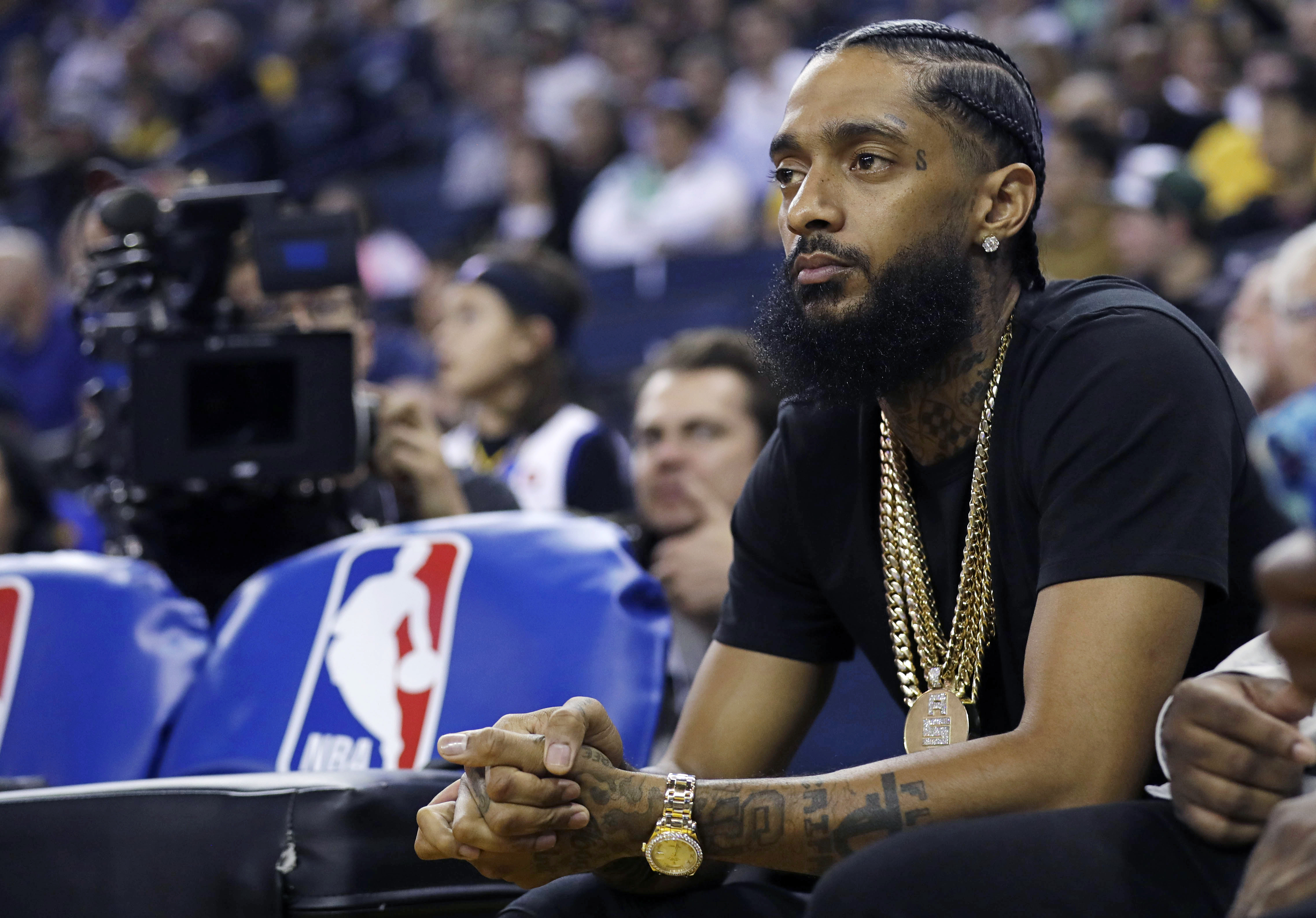 El rapero Nipsey Hussle durante un partido de la NBA (AP/Marcio Jose Sanchez, archivo)