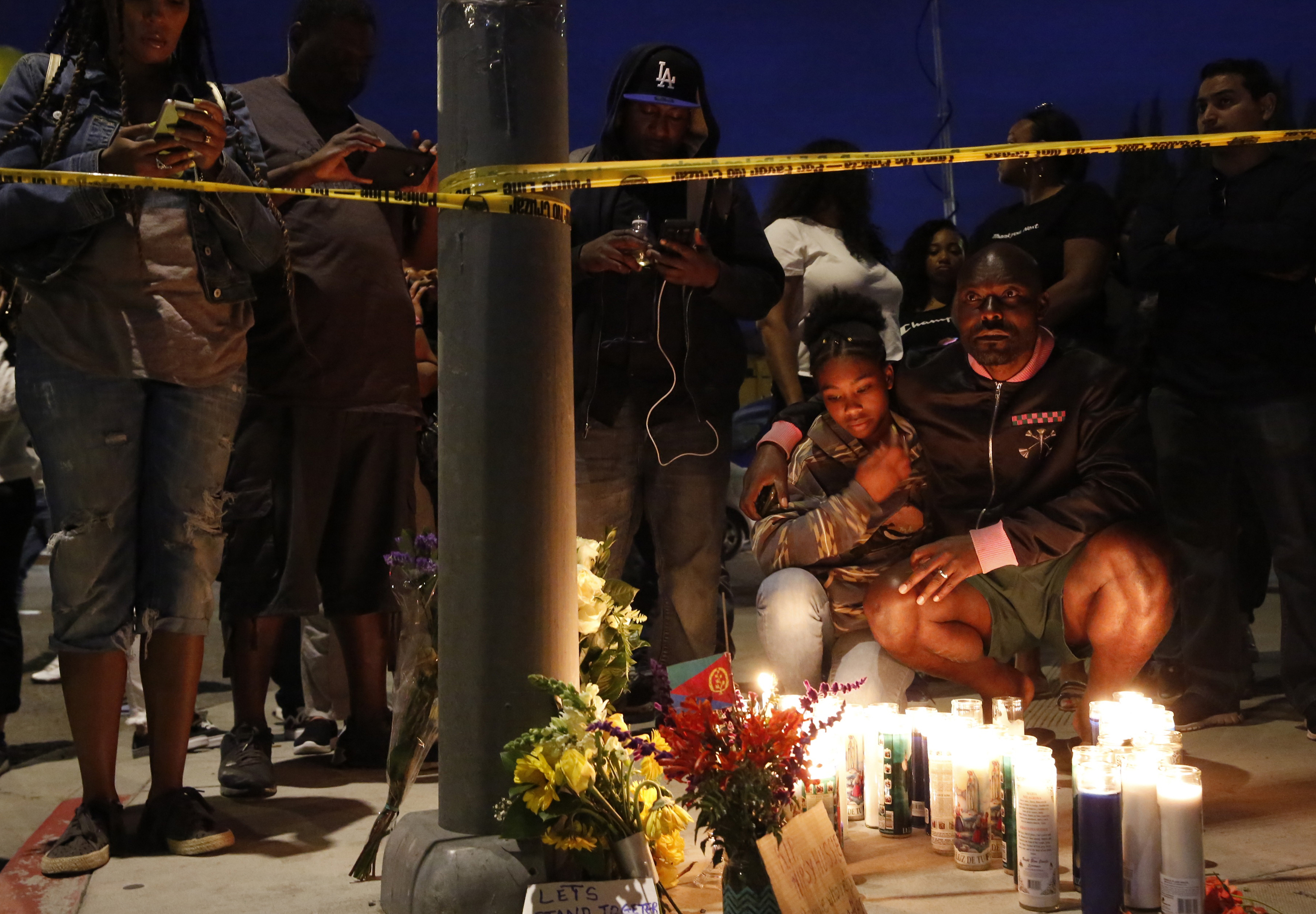 Velas frente a la tienda en la que Hussle fue asesinado (AP /Damian Dovarganes)
