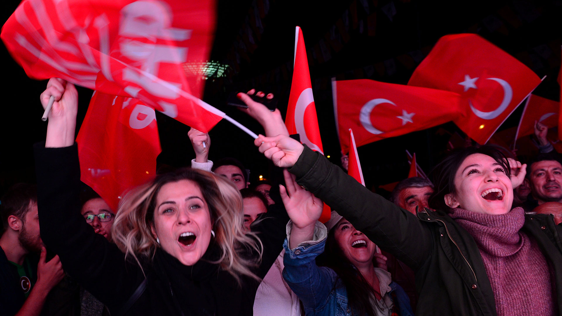 Simpatizantes del opositor CHP festejan la victoria en Ankara