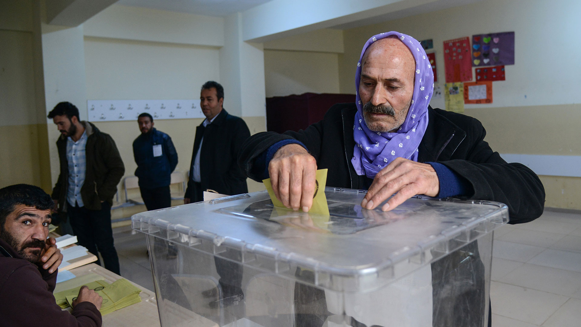 El partido gobernante se impuso en el total de votos a nivel nacional, pero perdió las elecciones municipales en las grandes ciudades turcas (AFP)