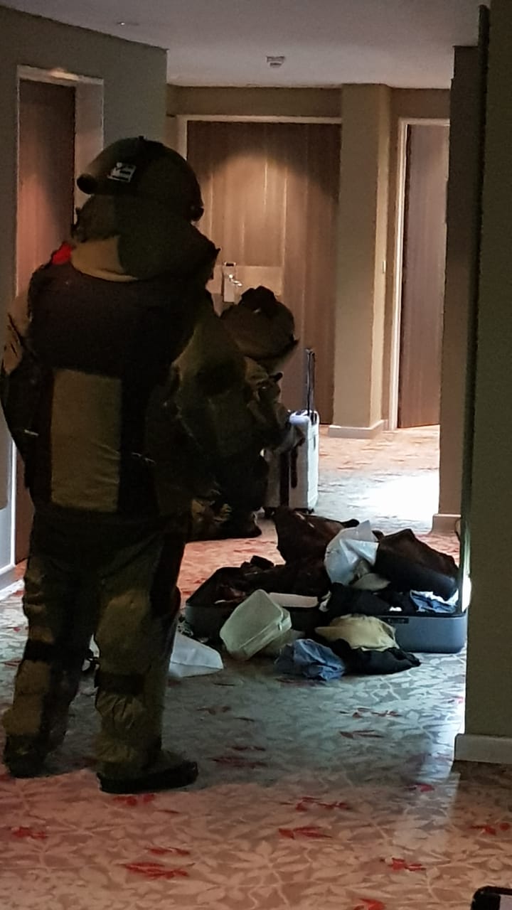 El momento en el que las fuerzas de seguridad revisaban el maletín sospechoso