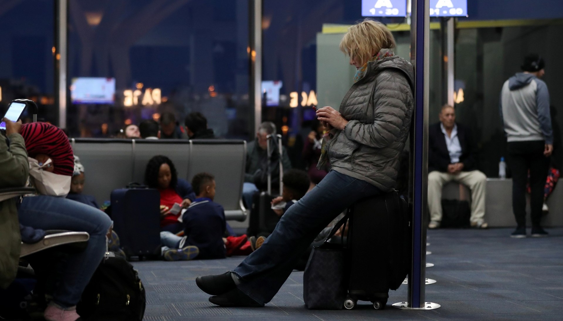 Pasajeros esperan por sus vuelos en el aeropuerto de Arlington, Virginia (Reuters)
