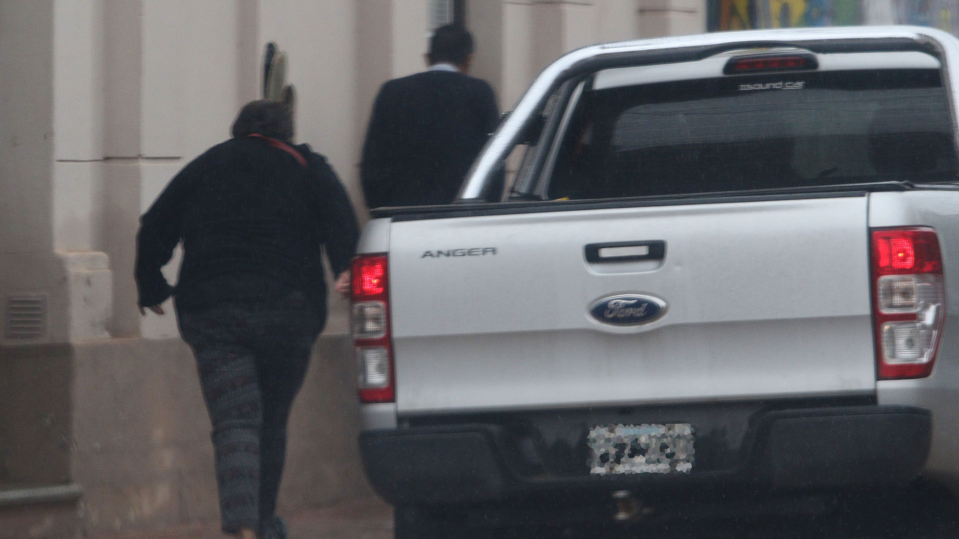 La víctima, de espaldas, junto a su madre, camino a las oficinas de la fiscal Pochettino