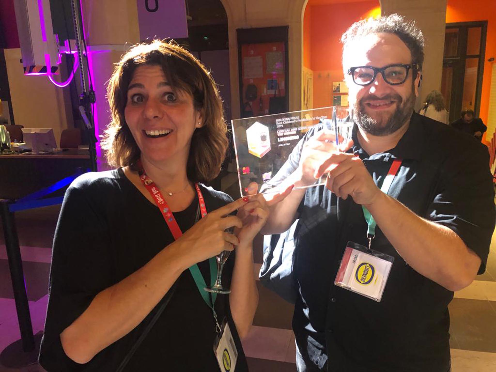 Luciana Kirschenbaumm, y Manuel Rud tras la ceremonia de entrega del galardón