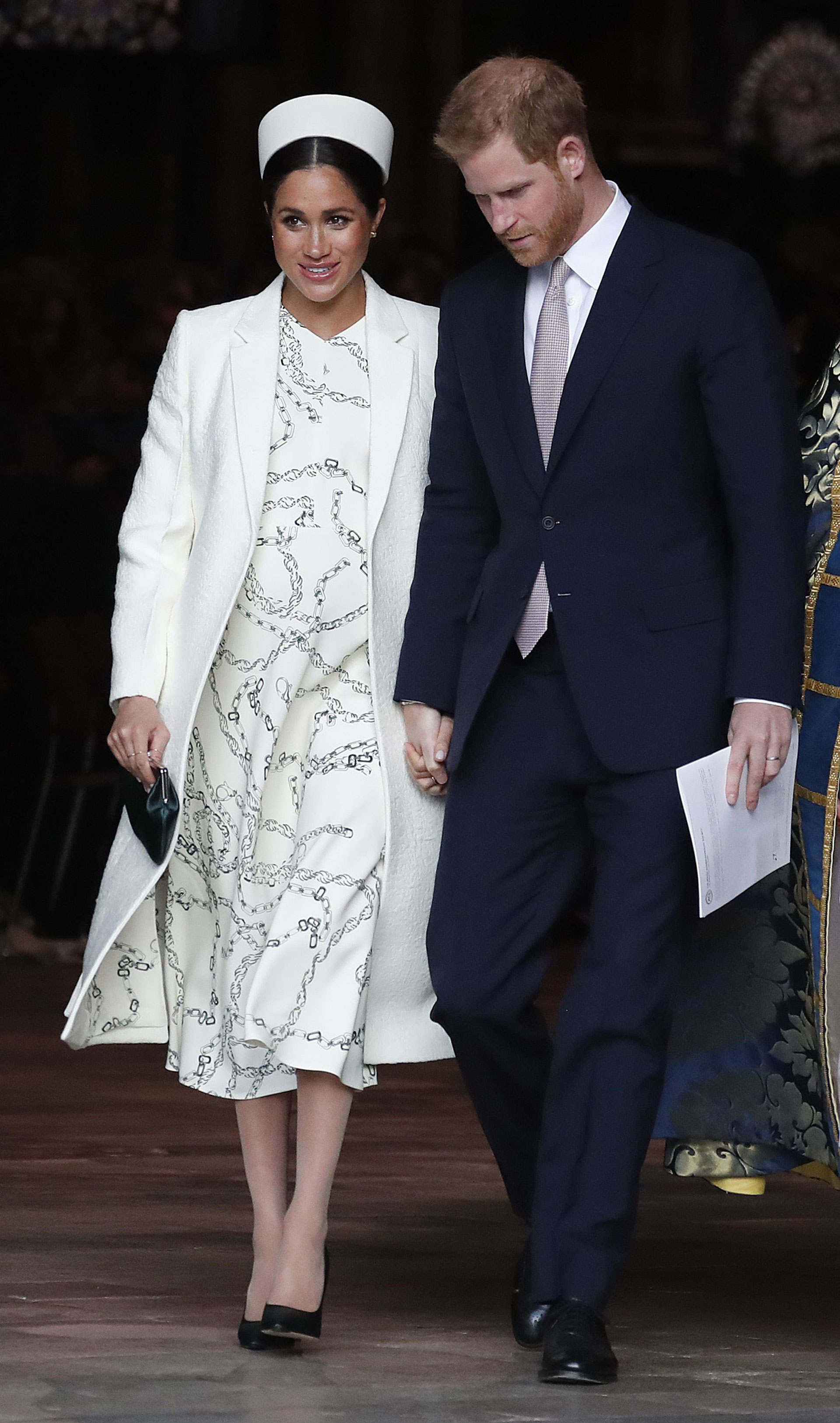 La duquesa llegó a la Abadía de Westminster para el servicio del Día de la Commonwealth con un vestido estampado de Victoria Beckham , un abrigo de color crema y un sombrero pastillero (AP)