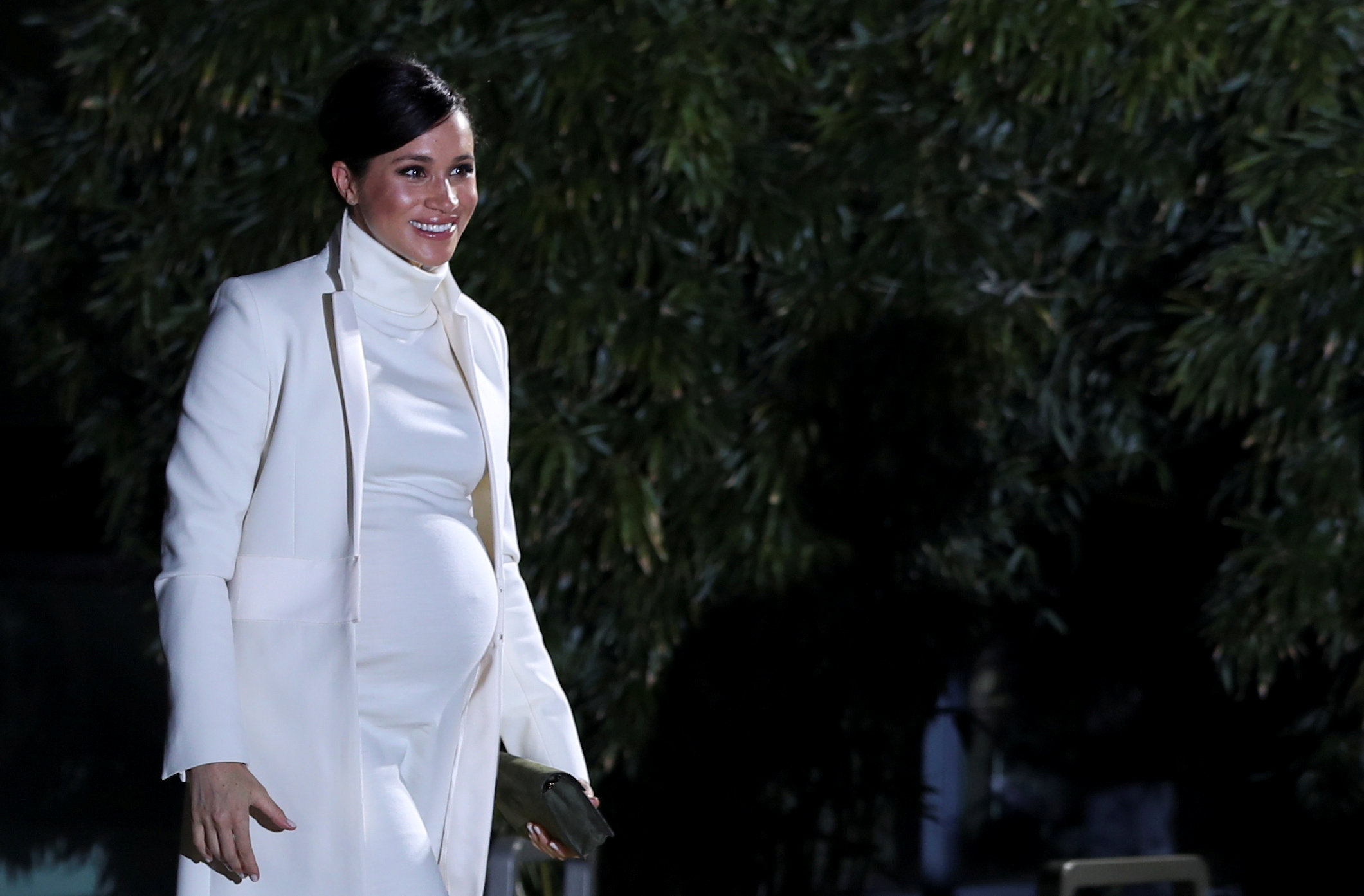 La ex actriz combinó un abrigo de Amanda Wakely con un vestido de cuello alto de Calvin Klein para un look total white en el estreno de “The Wider Earth” (REUTERS)