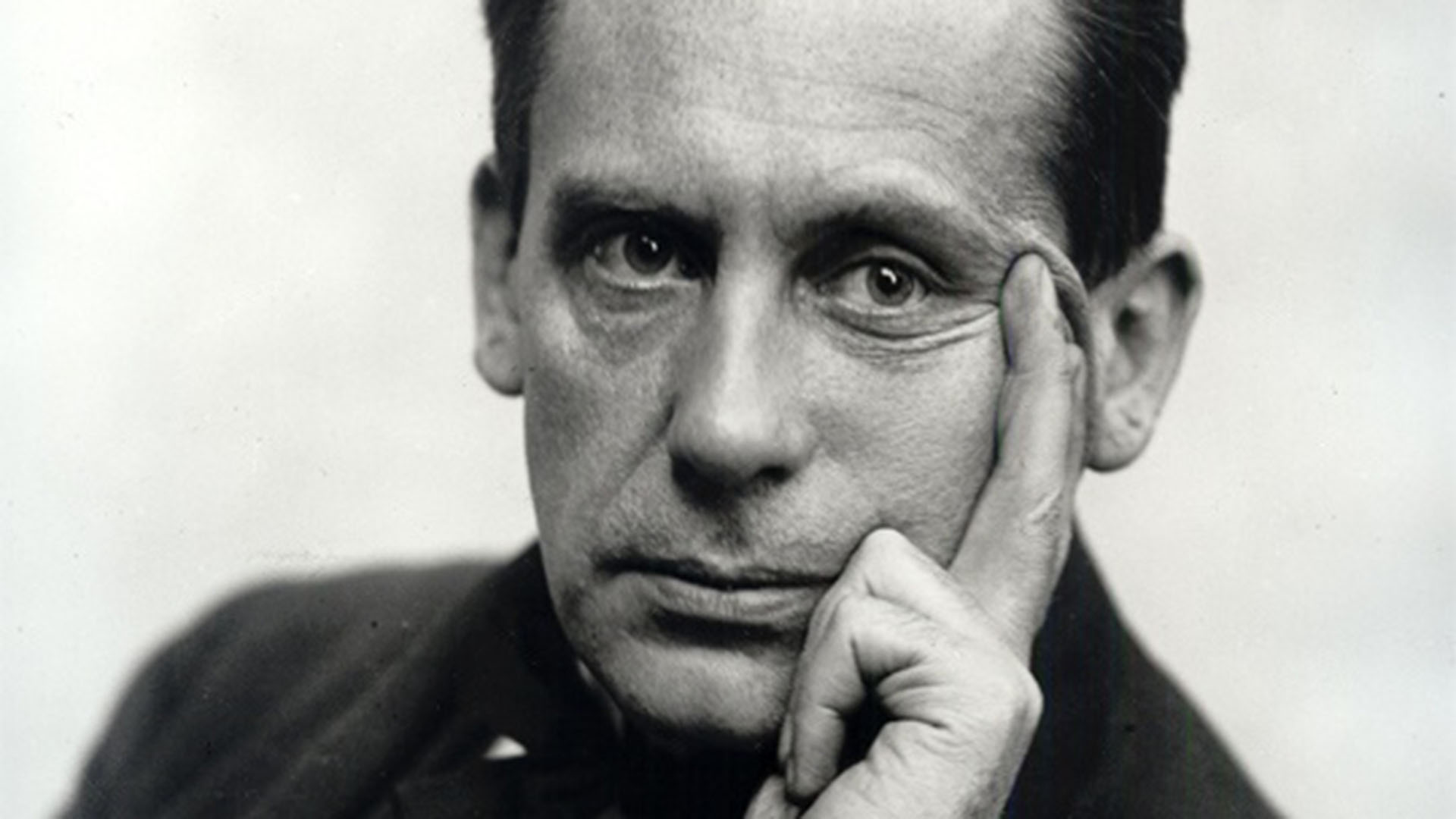 El arquitecto Walter Gropius fue el fundador y primera director de la escuela Bauhaus (Wikipedia)
