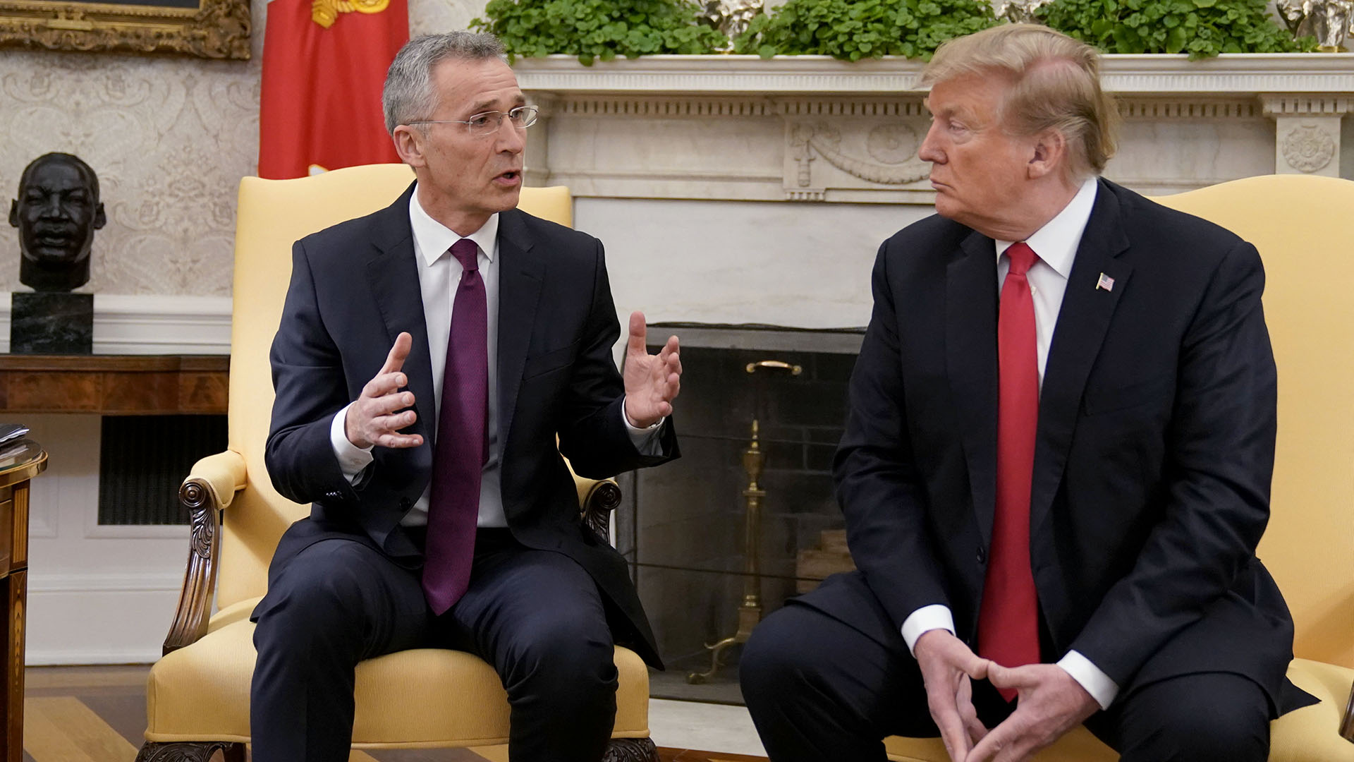 Donald Trump junto al secretario general de la OTAN, el general Jens Stoltenberg, en la Casa Blanca (REUTERS/Joshua Roberts)