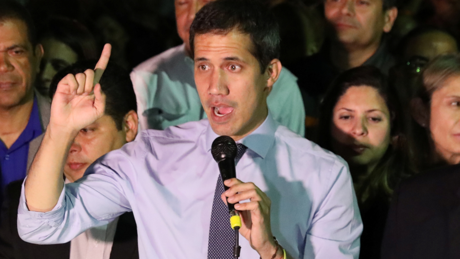 Juan Guaidó durante las declaraciones a la prensa en la noche del martes. (Reuters)