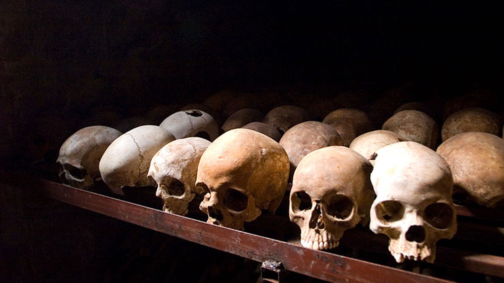 Calaveras pertenecientes a víctimas del genocidio, exhibidas en el Memorial Nyamata, ubicado en la ciudad de Kinazi (Fanny Schertzer)