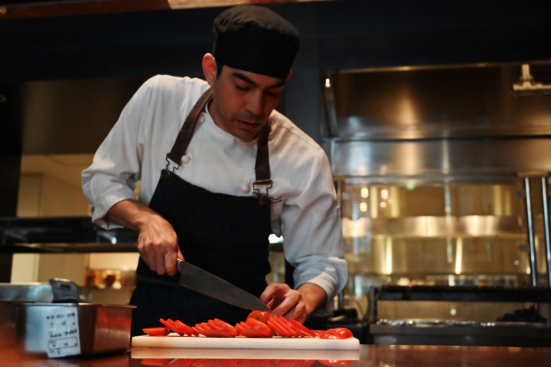 El chef Patrick Shimada prepara los ingredientes de la nueva hamburguesa