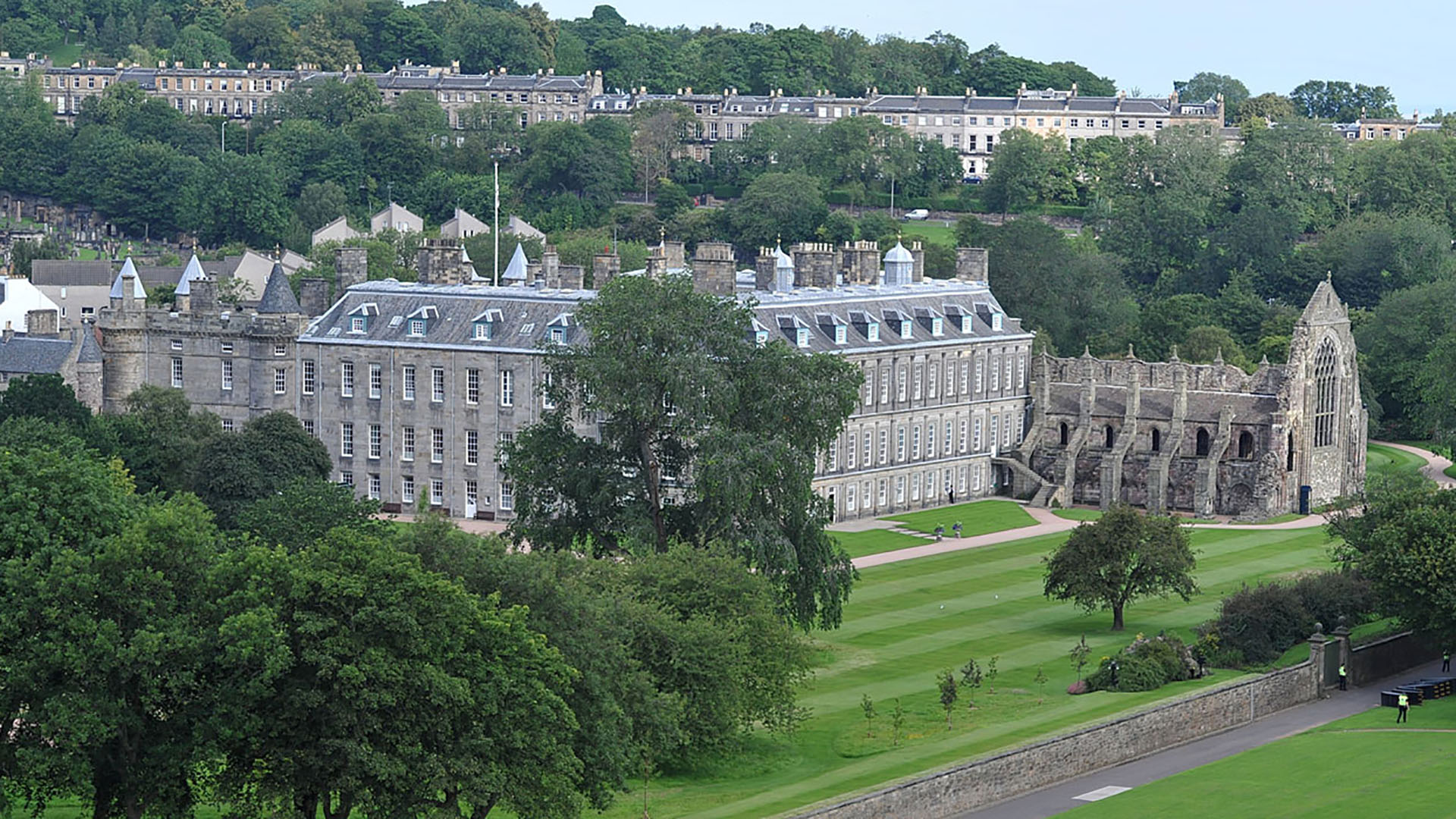 Una vista panorámica del espectular palacio Holyroodhouse