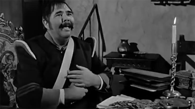Henry Calvin como el Sargento García