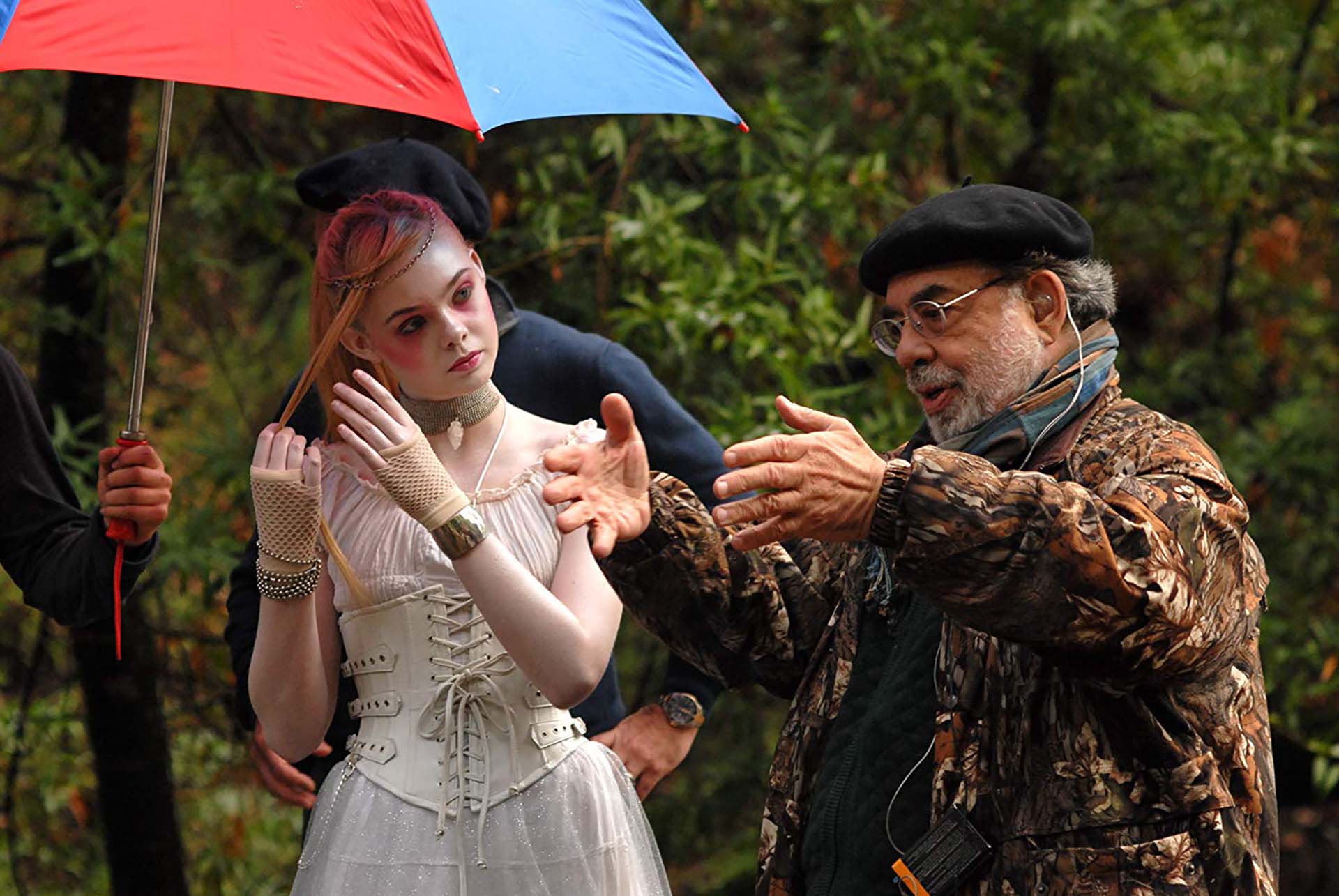 Francis Ford Coppola y la actriz Elle Fanning en la filmación de Twixt (2011), un largometraje de terror, que tuvo como protagonista a Val Kilmer