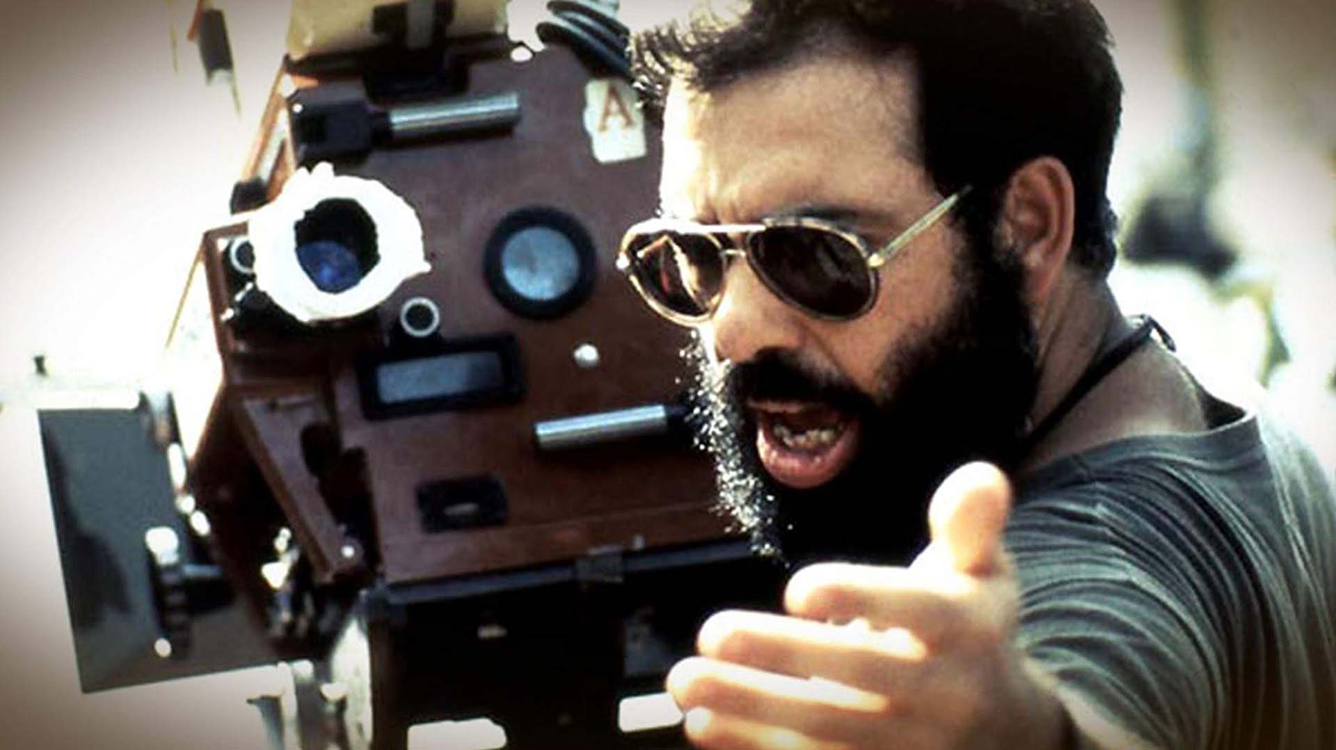 Francis Ford Coppola tuvo un cameo en “Apocalypse Now” (1979). El director invirtió todo su dinero para alcanzar el presupuesto de la película. En un inicio George Lucas iba a ser el director pero se bajó del proyecto por “Star Wars”