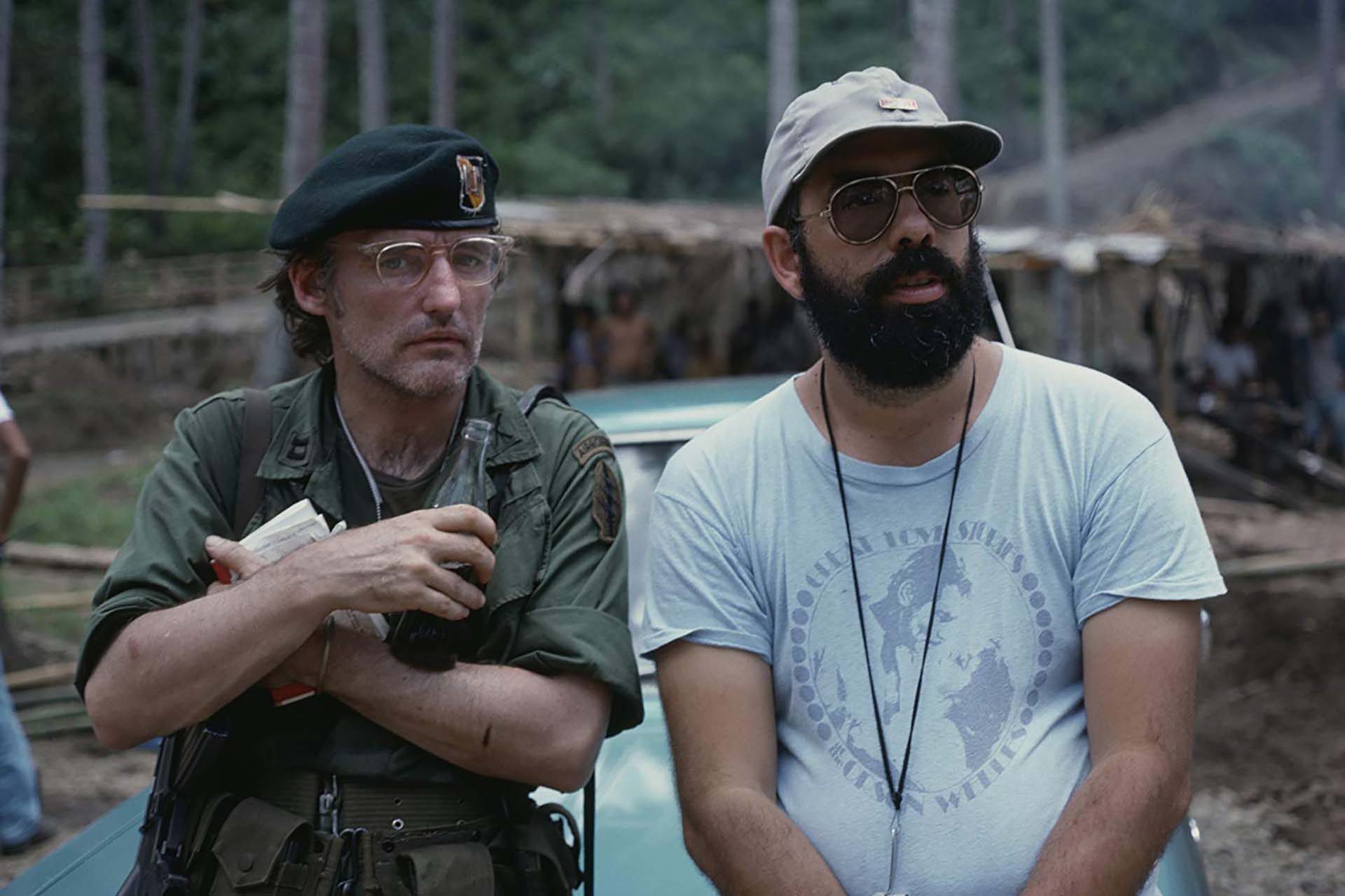 Francis Ford Coppola y Dennis Hopper en el rodaje de “Apocalypse Now” en Filipinas. Se comenzó a filmar en 1976 y se estrenó en 1979. El filme bélico ganó dos premios Oscar: Mejor Fotografía y Mejor sonido. Cuando Coppola la presentó en Cannes comentó: “Ésta no es una película sobre la Guerra de Vietnam, esto es Vietnam”