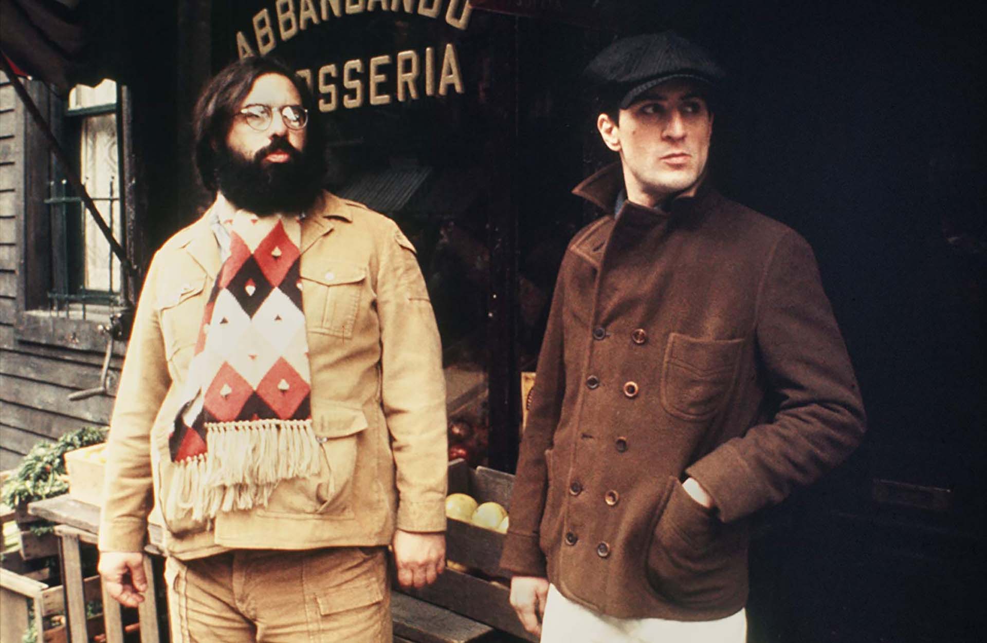 Robert De Niro y Francis Ford Coppola en las calles de Nueva York en “El Padrino: Parte II” (1974)