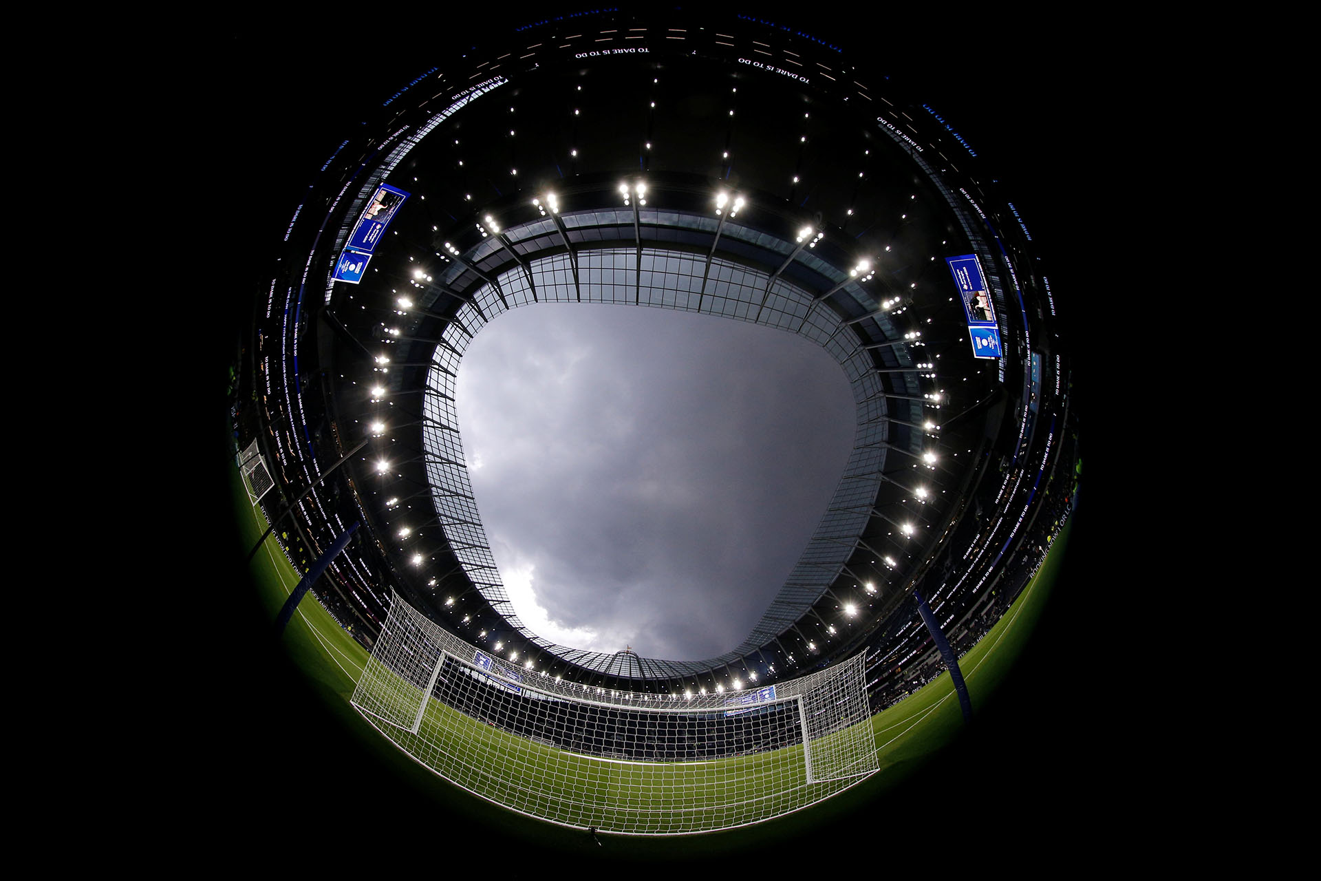 El estadio cuenta, además, con césped retráctil y con una superficie sintética diseñada para utilizar en conciertos y diversos eventos