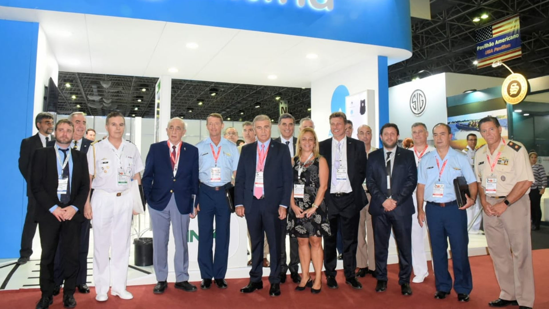 Aguad y su equipo de Defensa, ayer, en el stand de Argentina en la feria de equipamiento militar de Río de Janeiro