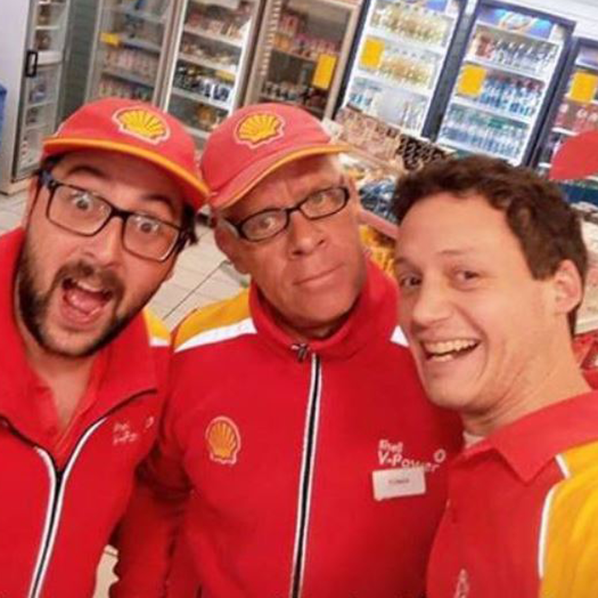 La víctima (en el medio), junto a dos compañeros de trabajo en una estación de servicio