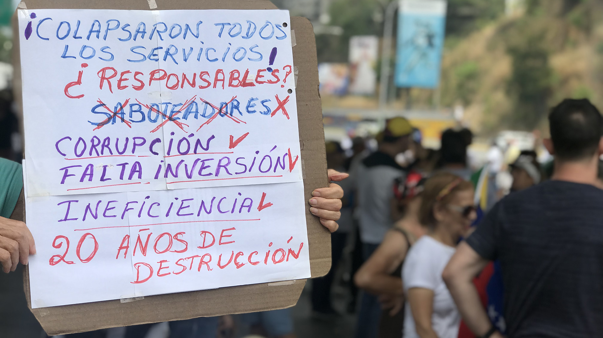 Protesta del 30 de marzo para exigir mejoras en los servicios básicos. El agua, la luz y el servicio de Internet son muy baratos, pero fallan todos los días.