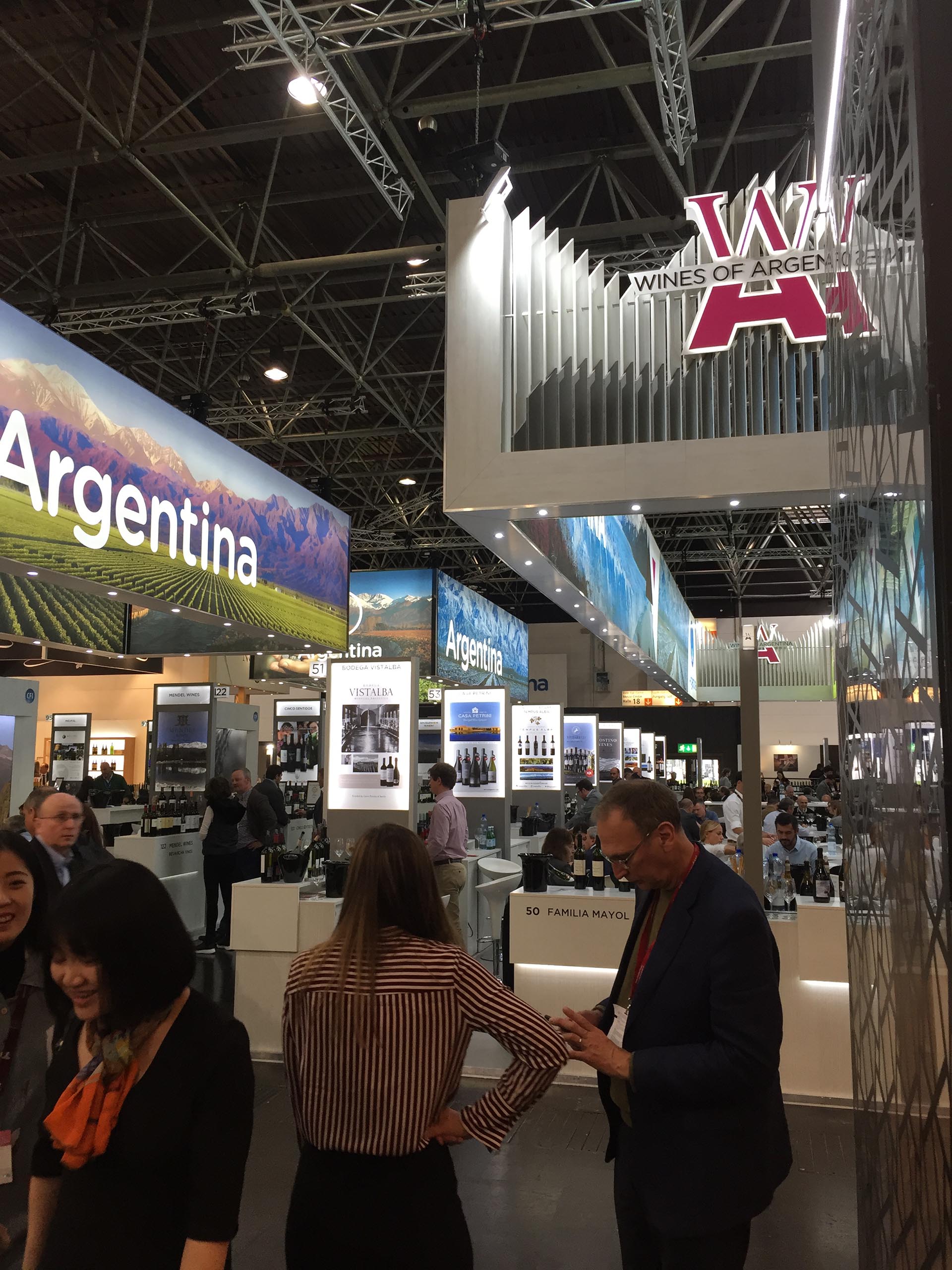 En muchos stands hubo presencias importantes, bodegueros propietarios, enólogos y agrónomos; todos muy buscados por los visitantes