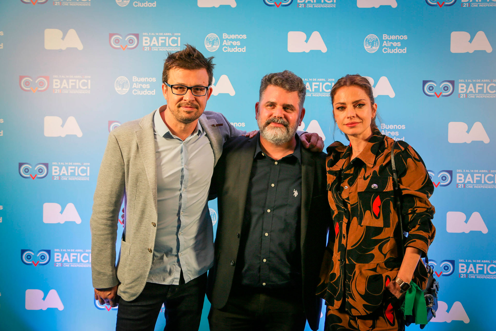 Javier Porta Fouz (director artístico), y Sebastián De Caro y Dolores Fonzi, director y protagonista de la comedia nacional Claudia, que abrió el Festival.