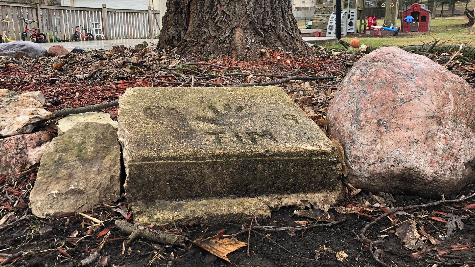 Una losa de concreto en el patio trasero de la casa donde Timmothy Pitzen vivía en Aurora, Illinois, con el nombre de Tim, la huella de la mano y de su pie (Foto AP / Carrie Antlfinger)