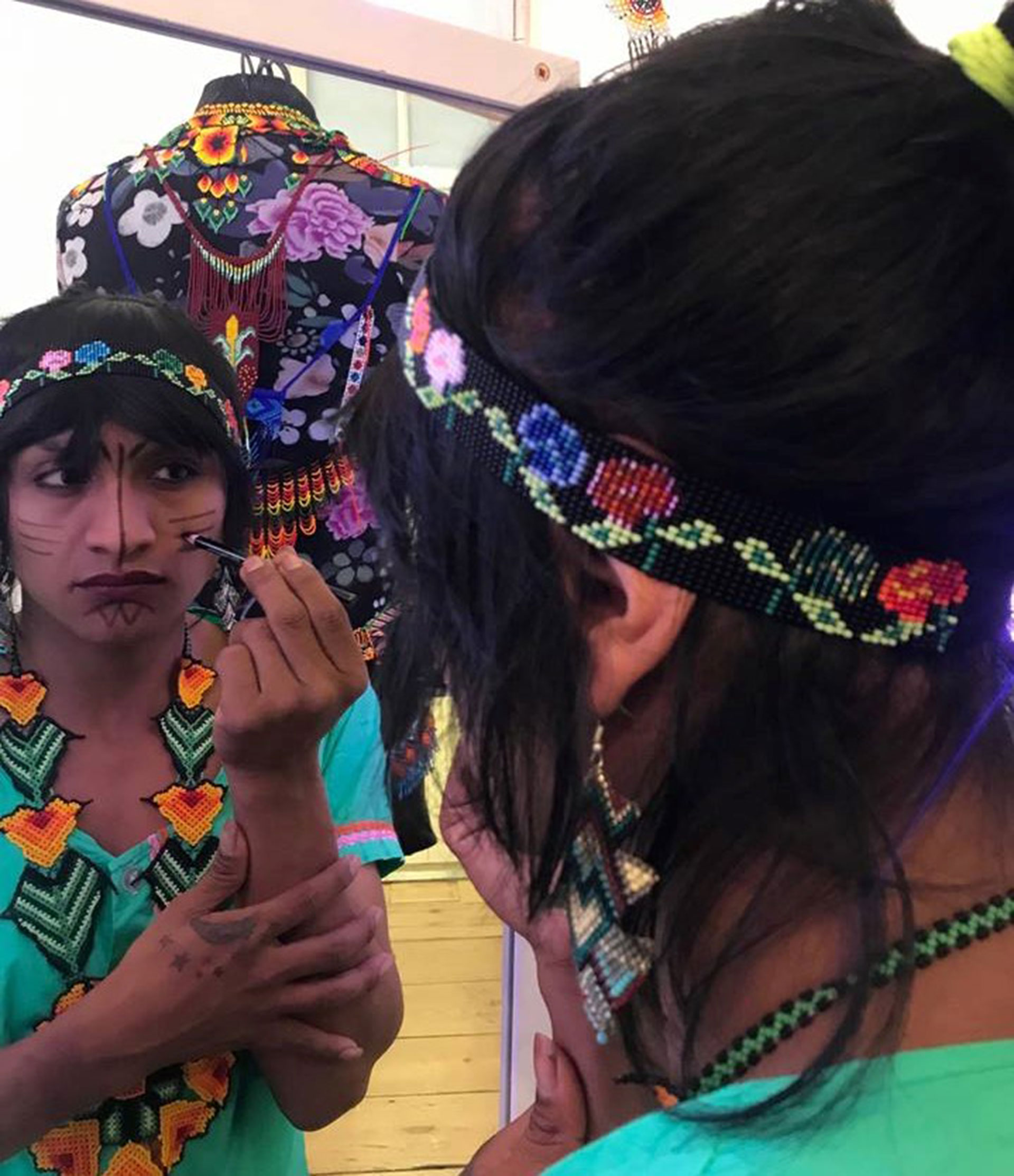 Roxana teje en su tradición artesanal accesorios que complementan los diseños de Laurens.