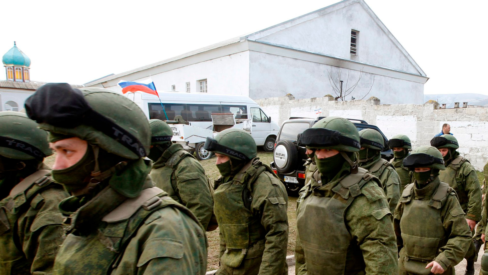 Hombres armados, presuntamente militares rusos, salen de una base militar ucraniana en Perevalnoye, cerca de la ciudad de Simferopol, en Crimea, el 14 de marzo de 2014.