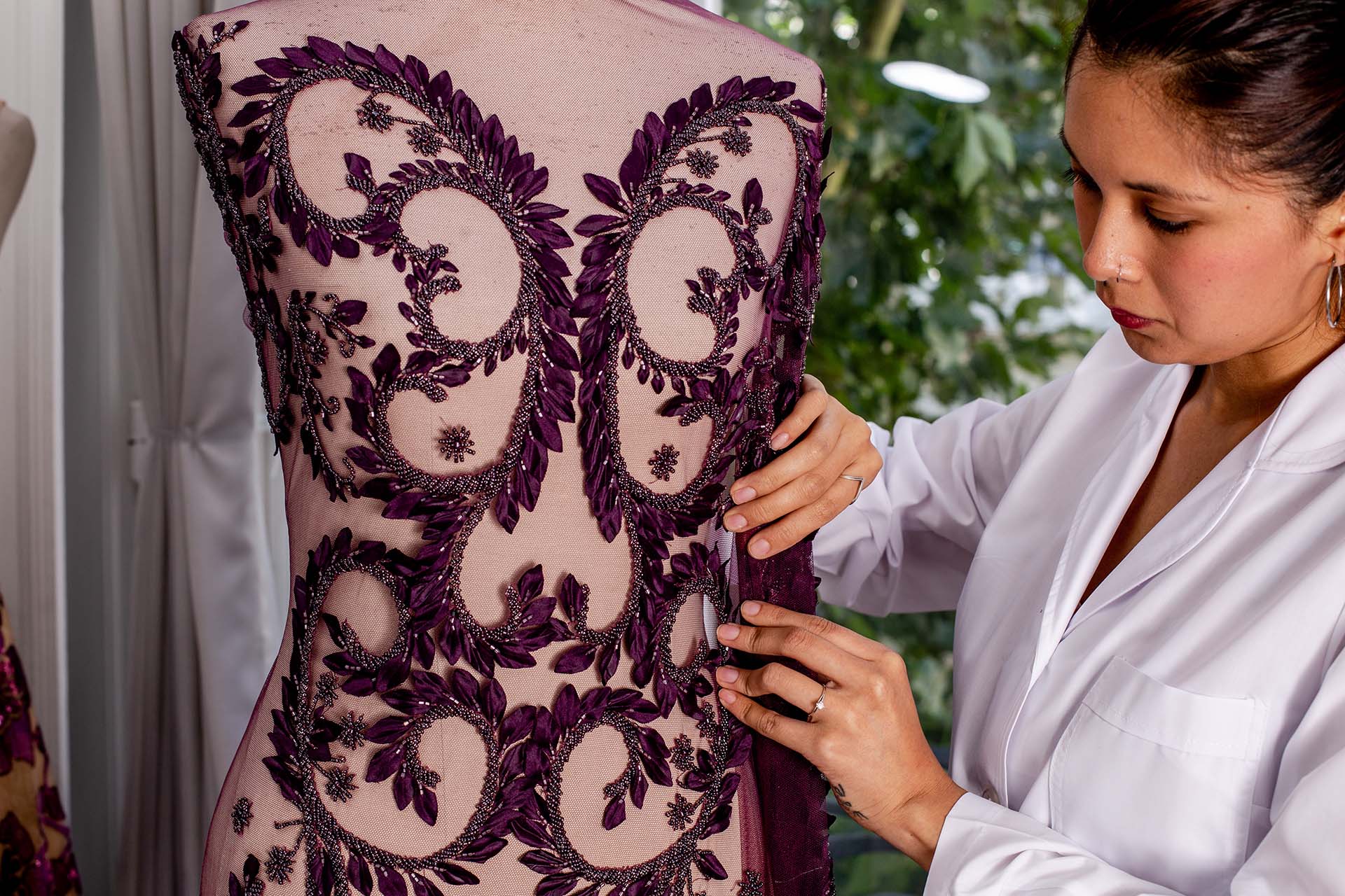 Otro modelo, parte de la última colección del diseñador. Aquí la costurera, realiza las mediciones de moldería sobre maniquí antes de efectuar el corte.