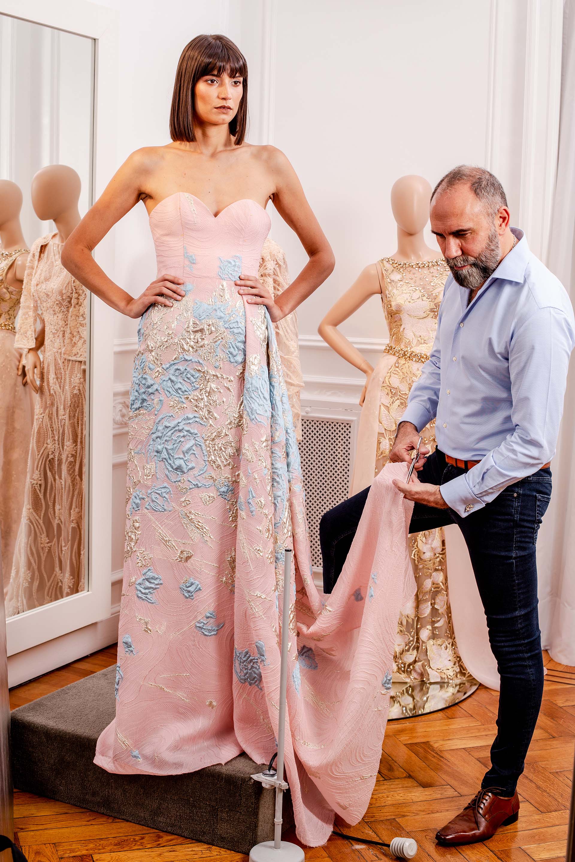 Prueba de vestido de colección. Gabriel calculando corte de ruedo.