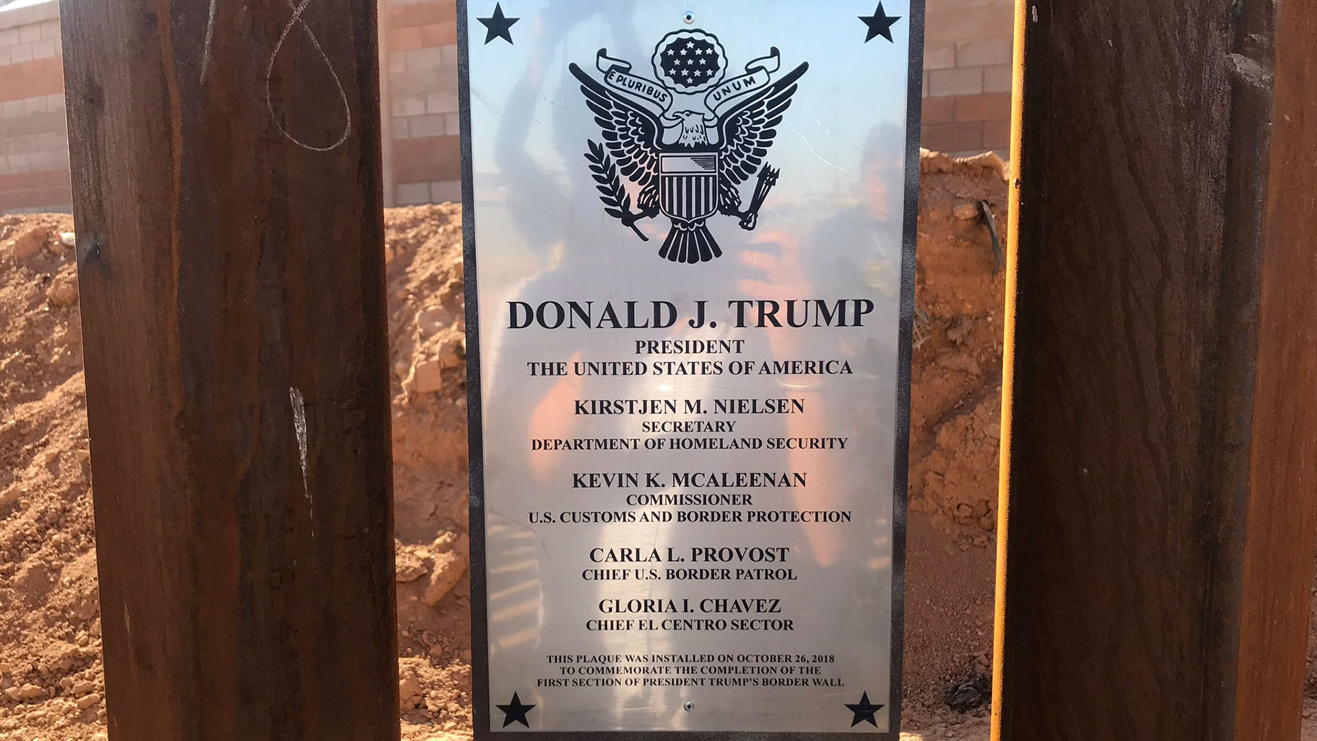 Una placa con el nombre de Donald Trump en el sector del muro en Calexico, California
