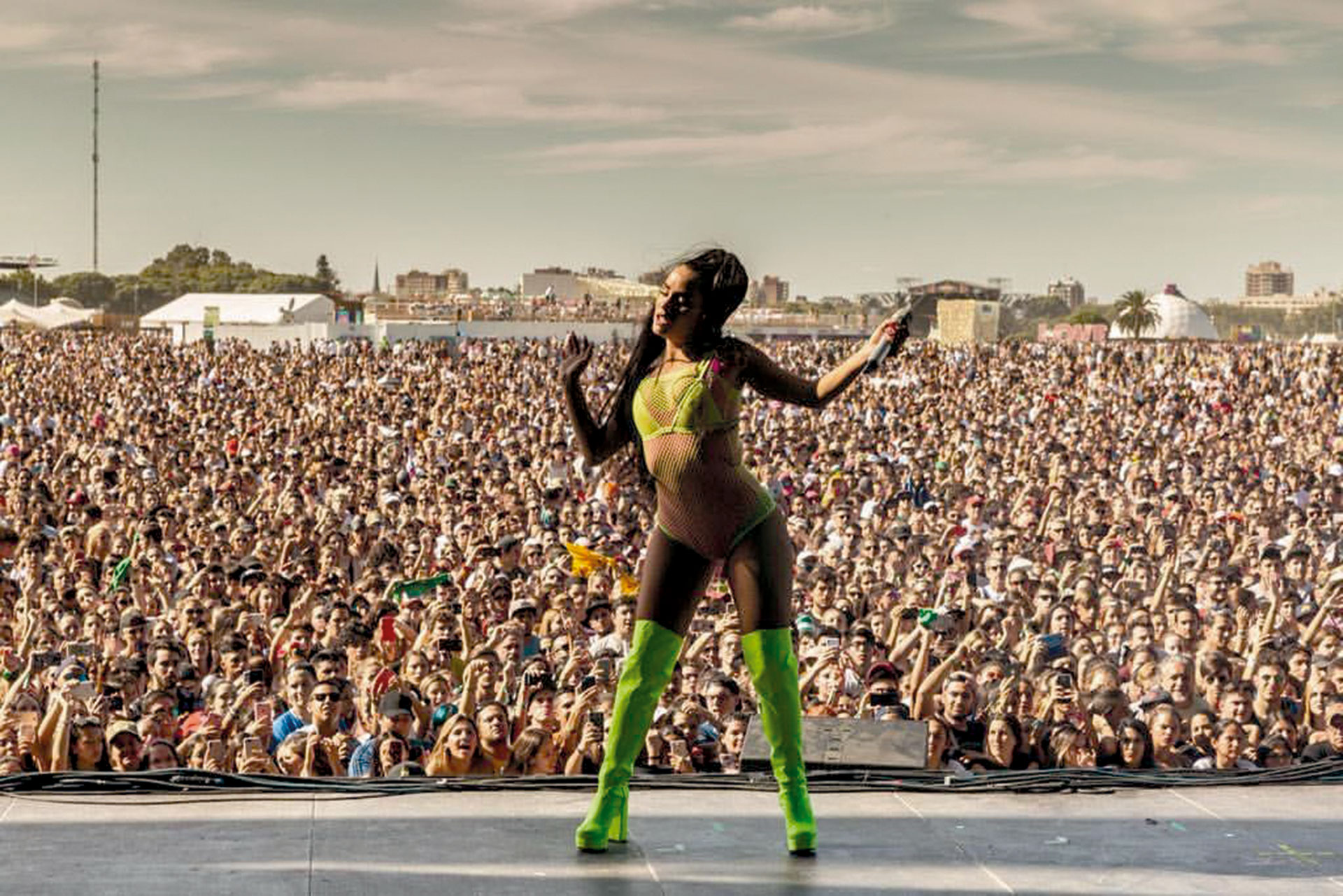 “No podía creer lo que veía: fue una locura”, dijo Lali quien, rápidamente y en su demoledor show del día 3 a las tres de la tarde, arrasó en vivo y en las redes: se convirtió en tendencia en Twitter con el hashtag #Lalipalooza.