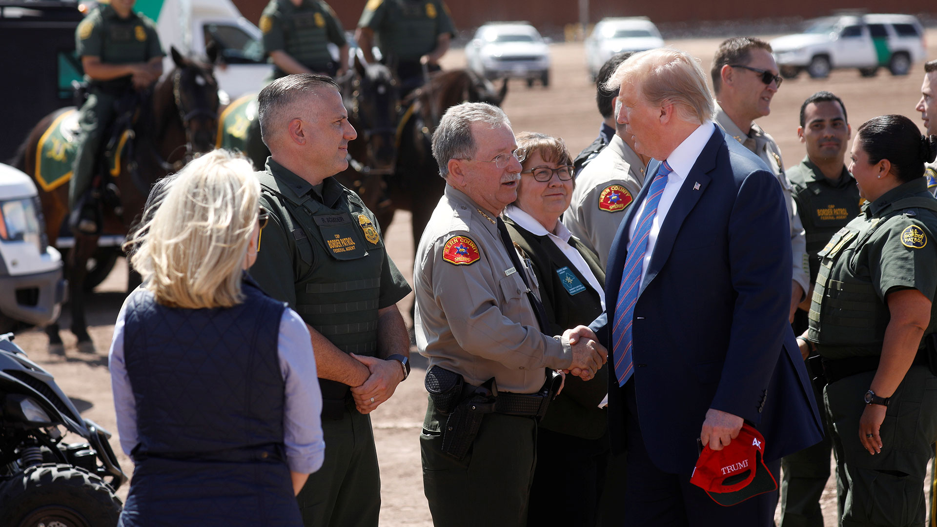 Trump con agentes de la Patrulla Fronteriza en Calexico (Reuters)