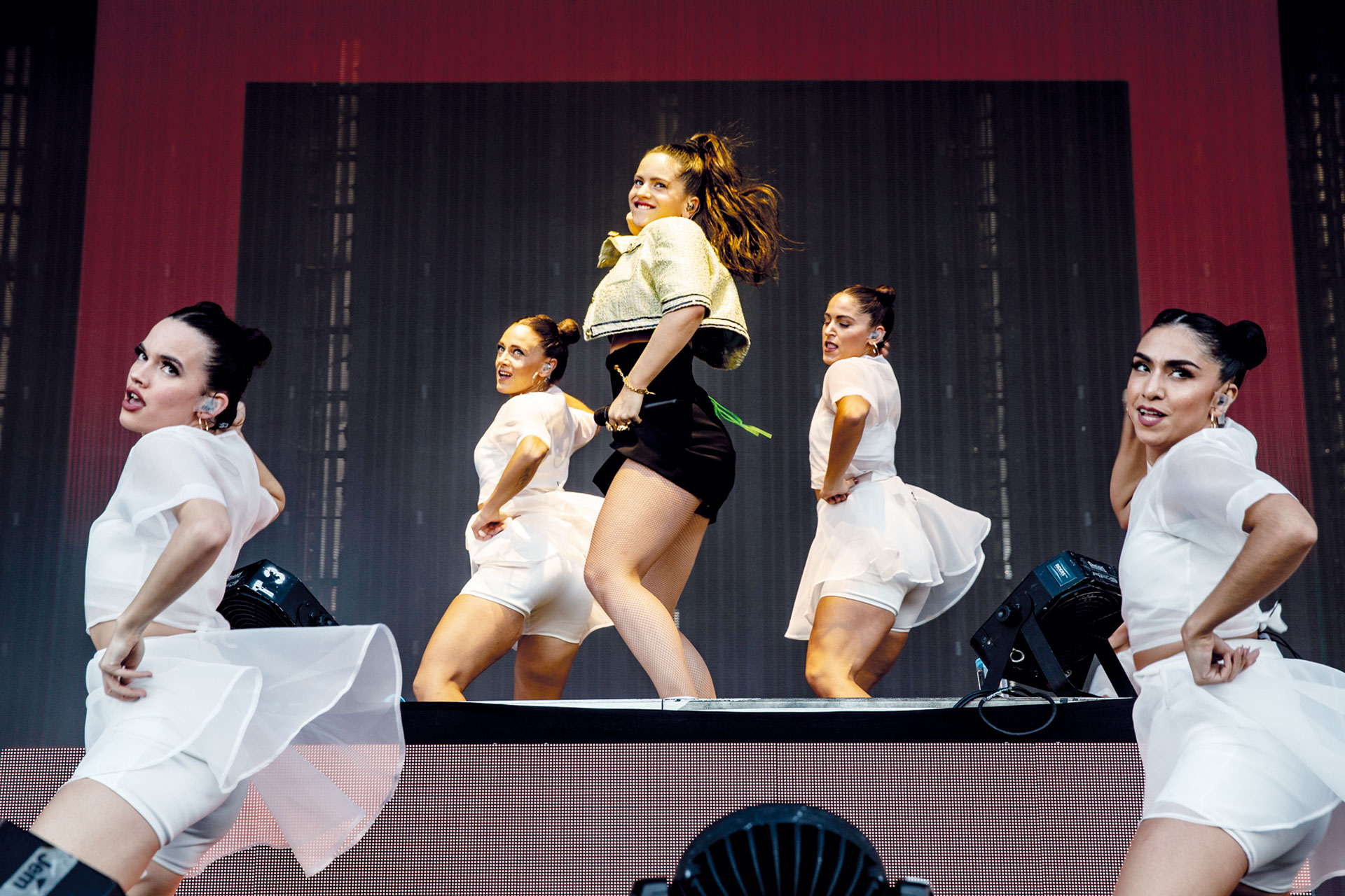 Rosalía: torera chic, con minishort de cintura alta y saco de mangas cortas de inspiración Chanel. Su vestuarista es su amiga, IT girl y DJ Sita Abellán, quien pasó música en el festival multitudinario.