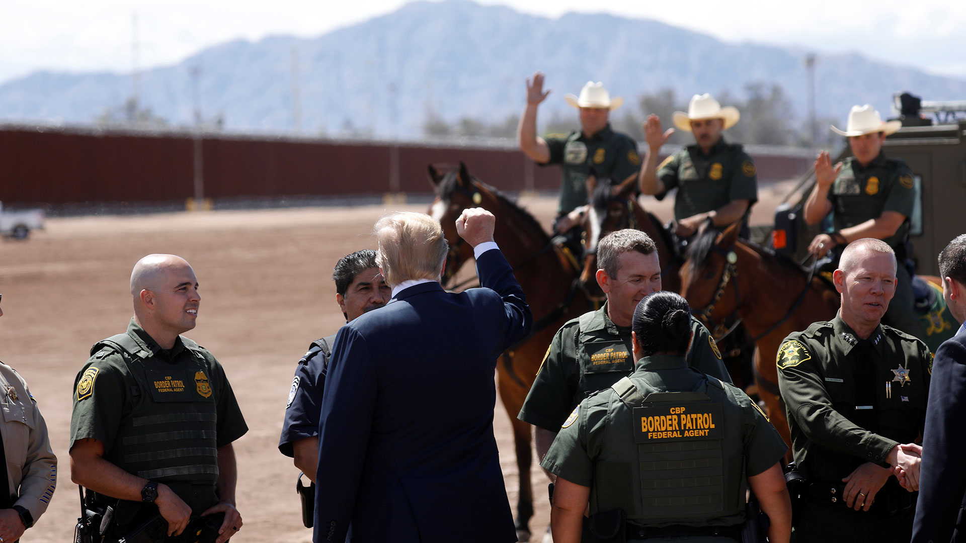 Trump con agentes de la frontera. (Reuters)