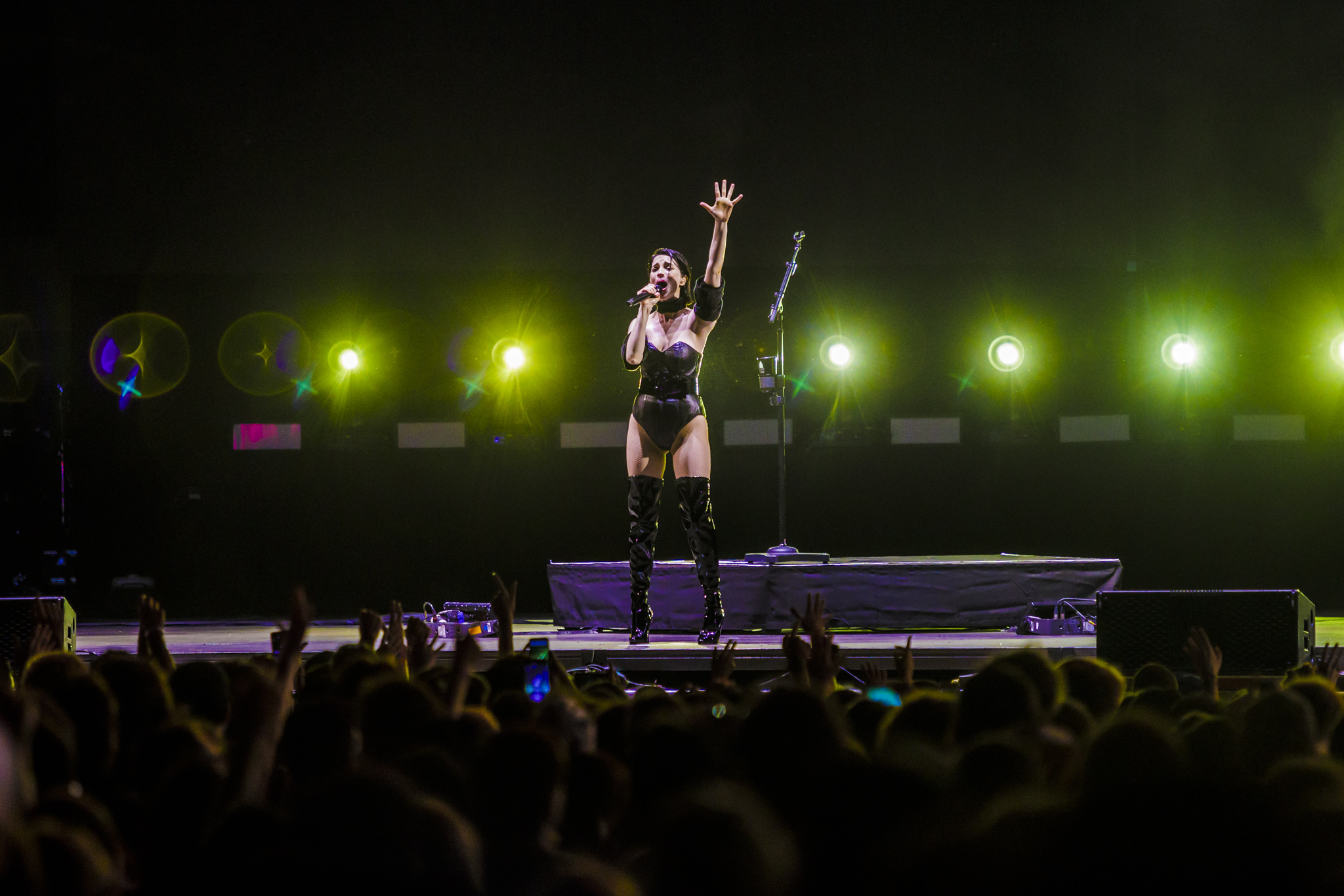 Con el mismo show que presentó en la gira mundial de su disco Masseduction, Annie Clark –actriz y ex novia de la top Cara Delevingne– sorprendió con su perfo teatral e hipnótica.