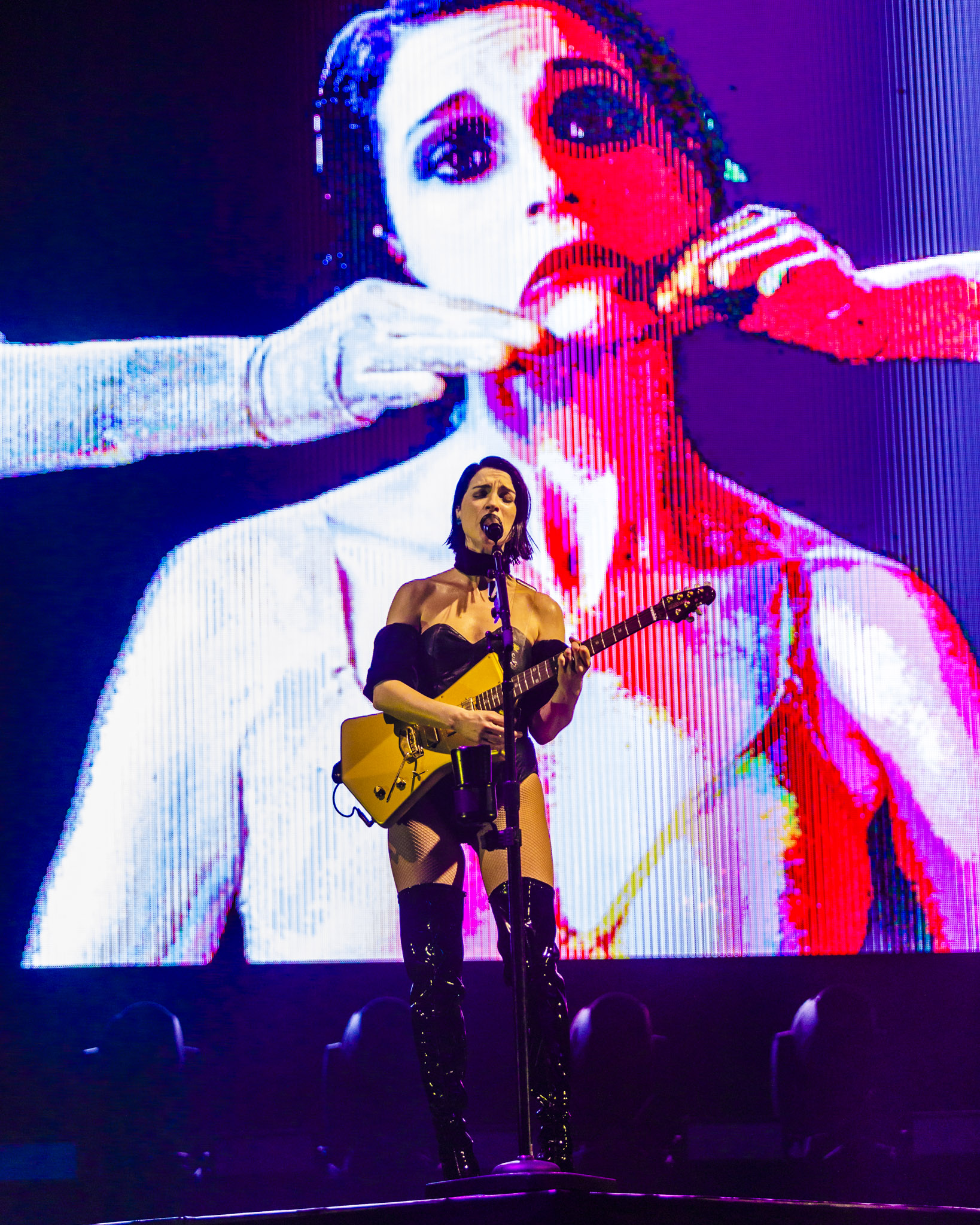 St Vincent (Annie Clark), suerte de Grace Jones de esta era, lució un maillot y botas bucaneras de charol, y fue una de las más ovacionadas.