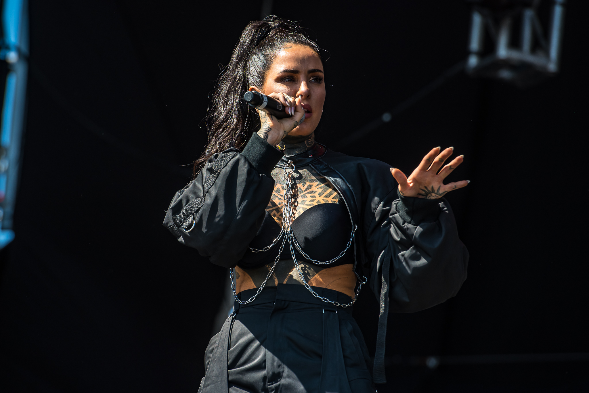 Cande Tinelli debutó en el Lollapalooza con outfit by Kostüme y Nike, vestida por Ash Mateu.