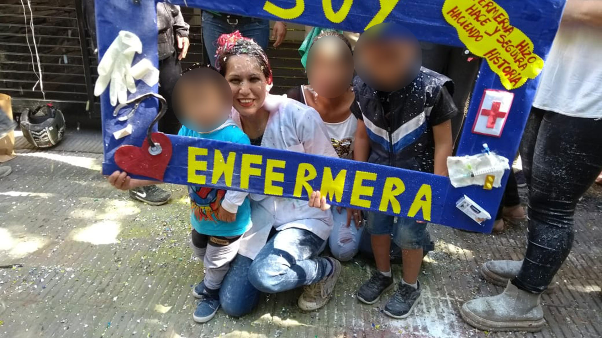 Vanessa Gómez Cueva junto a sus tres hijos, el día que se recibió de enfermera
