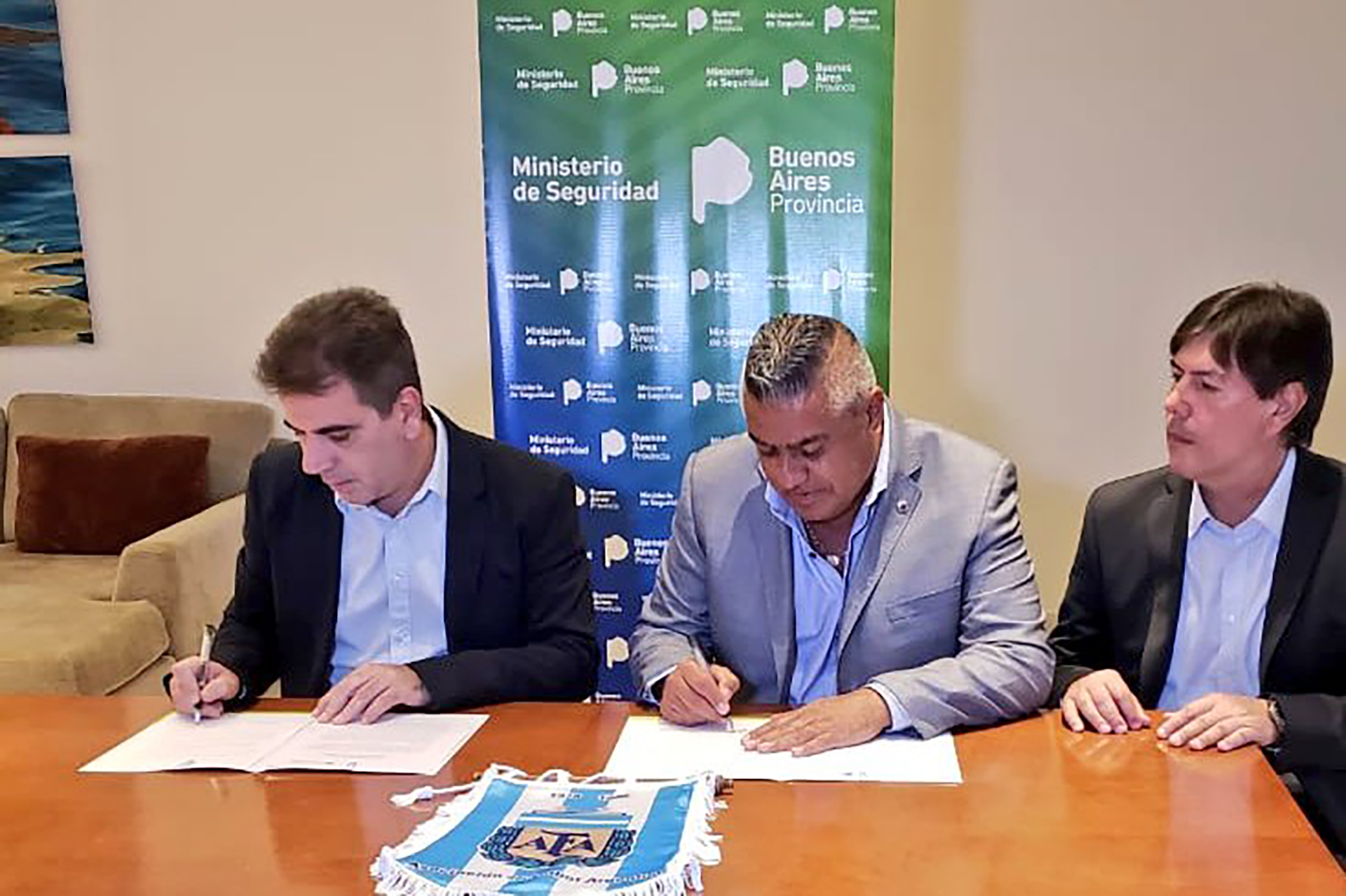Cristian Ritondo y Claudio Tapia firman el acuerdo, junto a Juan Manuel Lugones (titular de la Aprevide) (@afa)