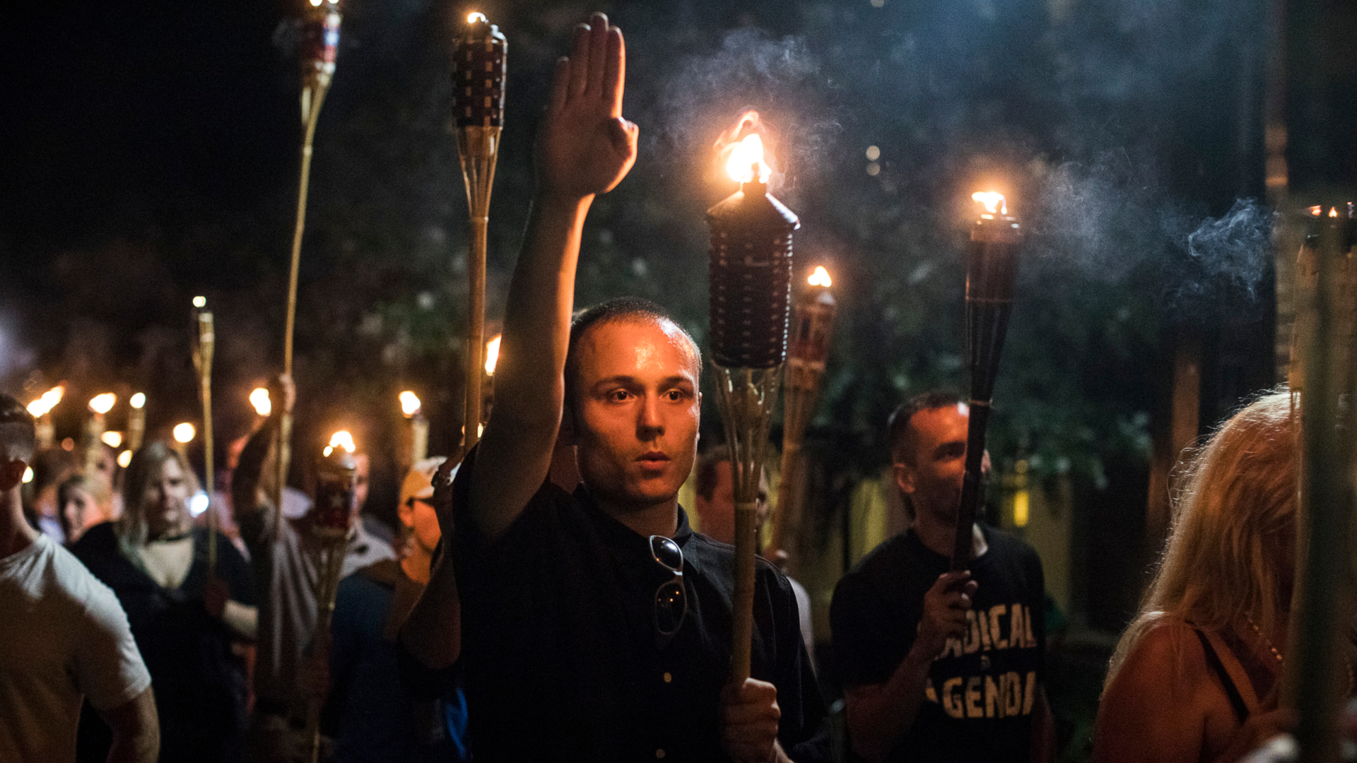 Miembros de los movimientos de extrema derecha lideraron una marcha de antorchas en Charlottesville, Virginia, en 2017 (Edu Bayer para The New York Times)