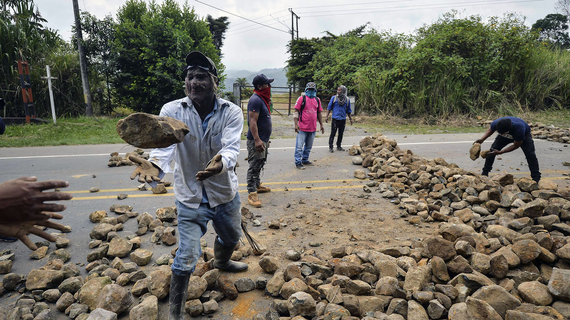 Protestas de indígenas en Colombia (Photo by Luis ROBAYO / AFP)